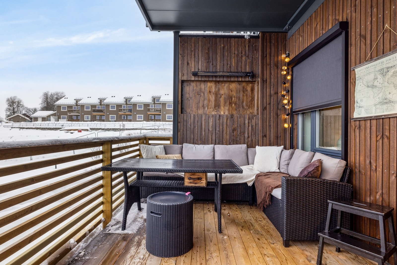 Romslig veranda med god plass til utemøblement. Galleribilde