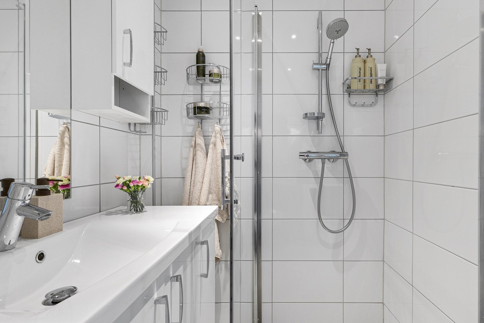 Mulighet for opplegg for vaskemaskin på badet. Borettslaget har et felles vaskerom i kjelleren med plass til private vaskemaskiner - samt eget tørkerom. Vaskemaskin medfølger handelen. Galleribilde