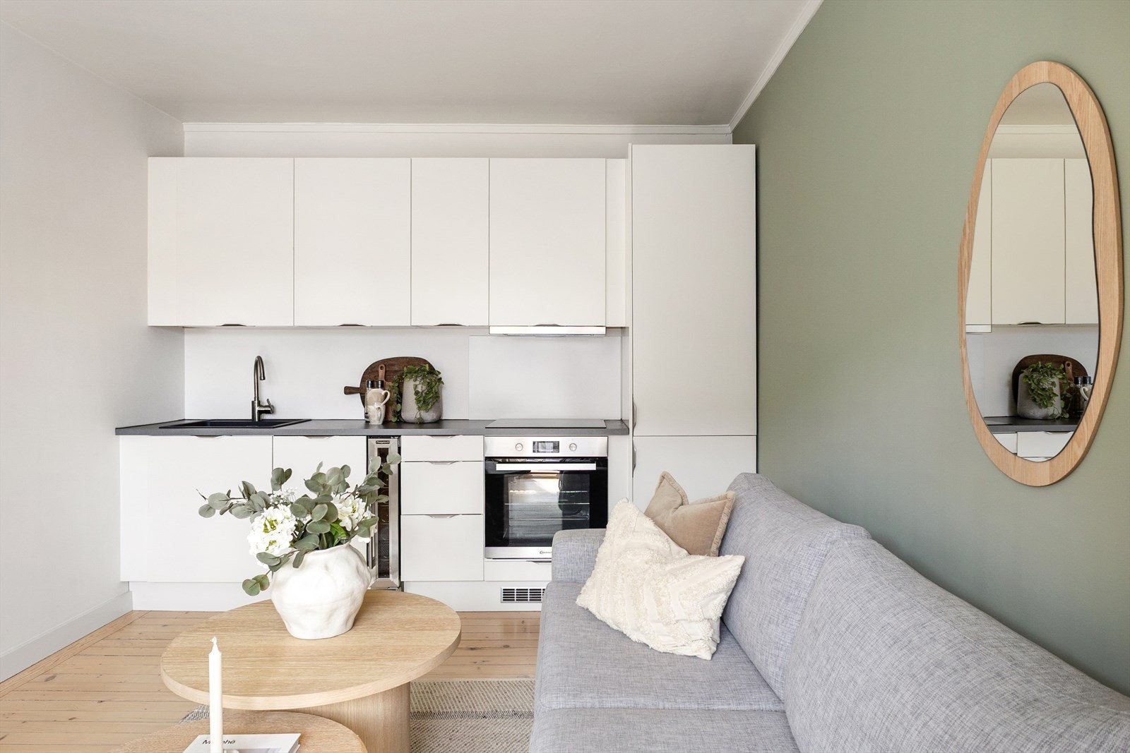 Lys og åpen planløsning mellom stue og kjøkken. Slipt og lakkert gulv, downlights og moderne uttrykk. Galleribilde