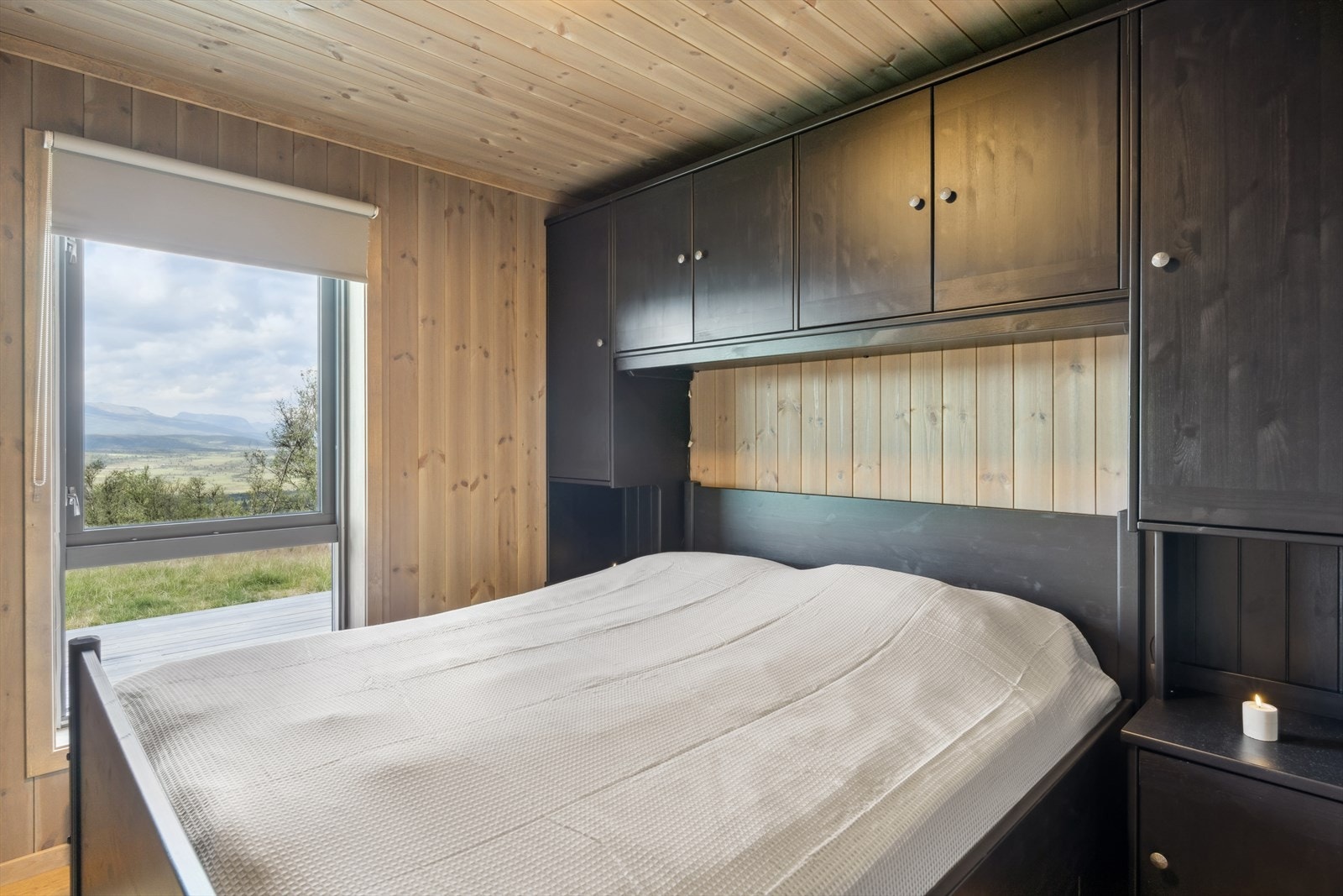 Hytta har hele fire soverom, en drøm for den tallrike familien eller for de som elsker å ta med seg venner til sitt lille hytteparadis. Hovedsoverommet har dobbeltseng m/skapomramming. Galleribilde