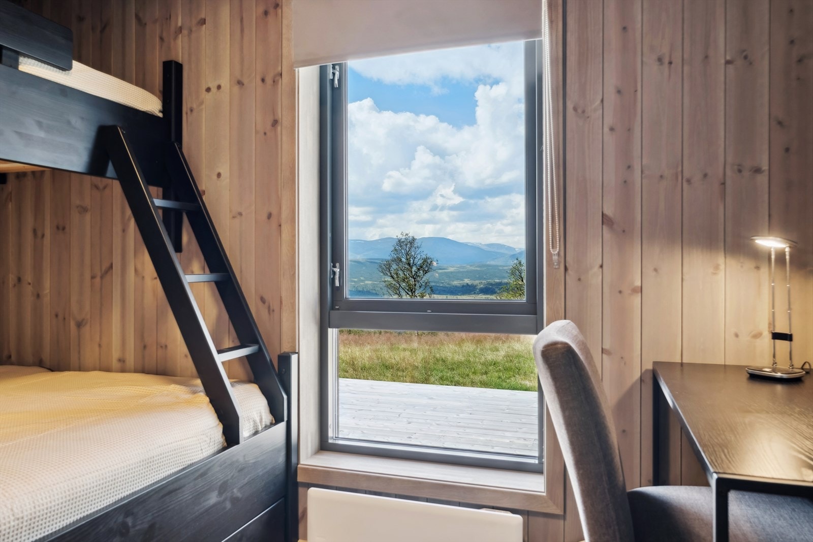 To av soverommene er utstyrt med praktiske familiekøyer. Soverom 2. Galleribilde