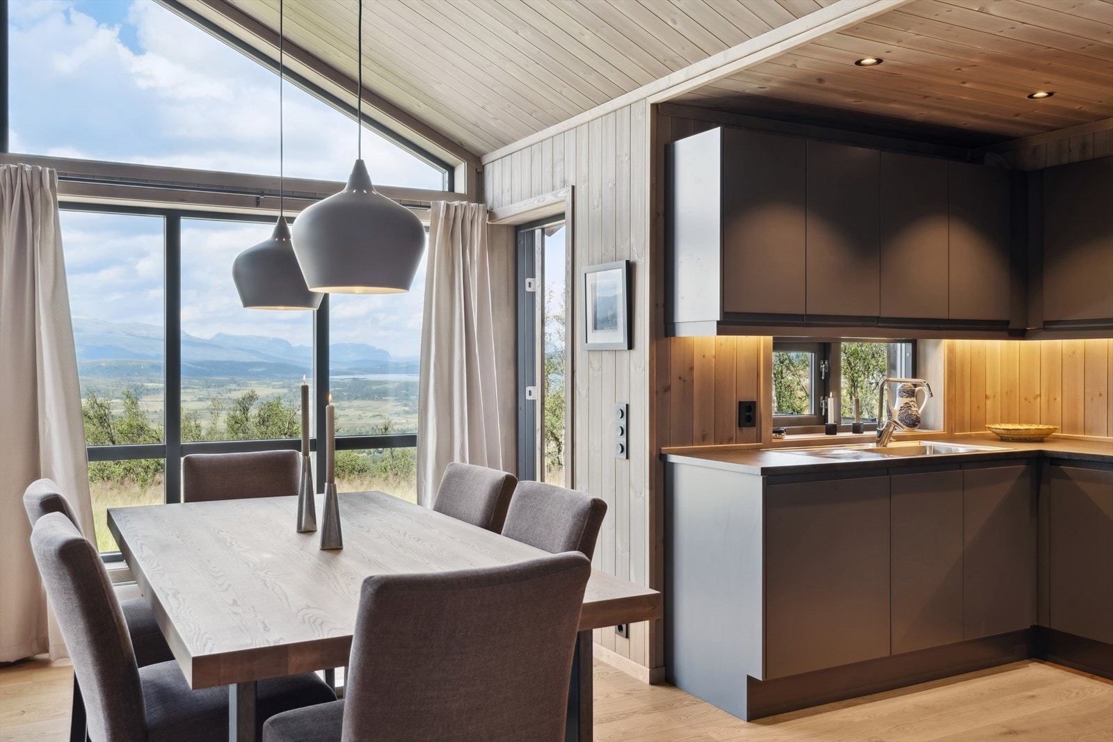 Stua har rikelig plass til både en hyggelig sofakrok og en stor spisegruppe. Galleribilde