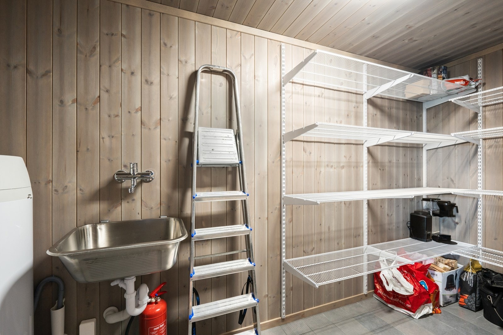 I tilknytning til inngangspartiet ligger bod/teknisk rom med utslagsvask, varmtvannsbereder, hovedstoppekran og god lagringsplass. Galleribilde