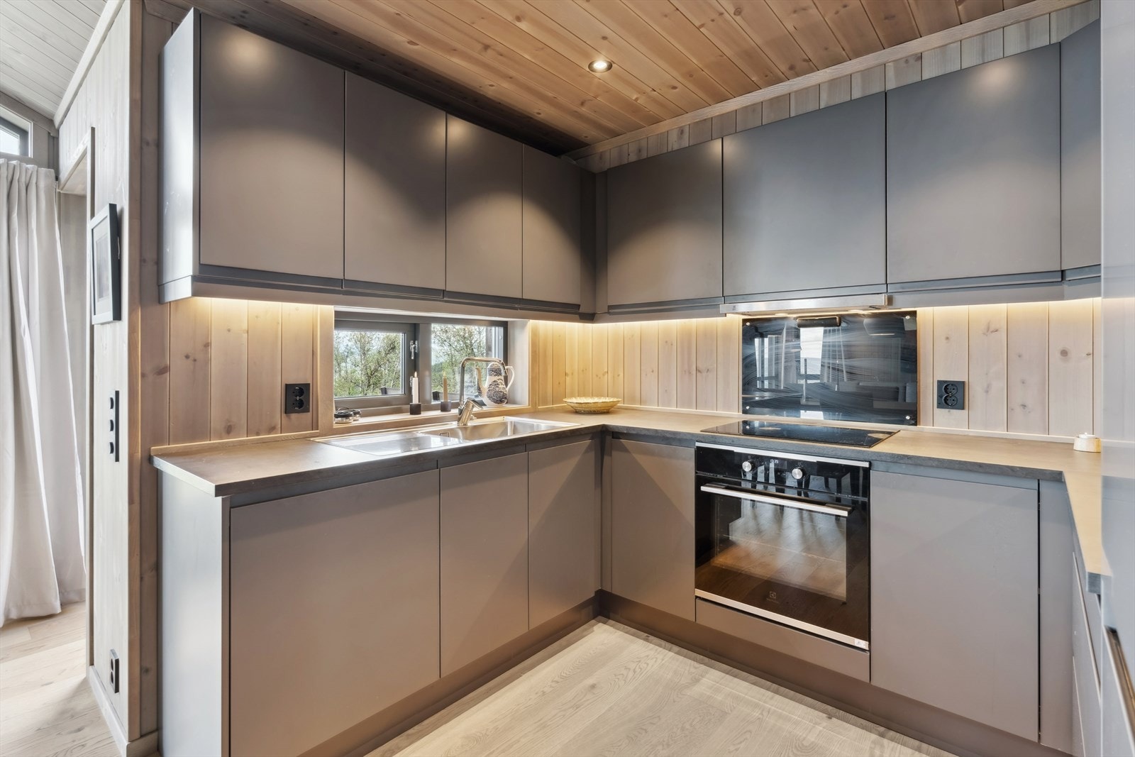 Kjøkkenet ligger i åpen løsning mot stua, og her er det lagt vekt på både funksjonalitet og design - et flott sted å tilberede familiemiddagen. Galleribilde