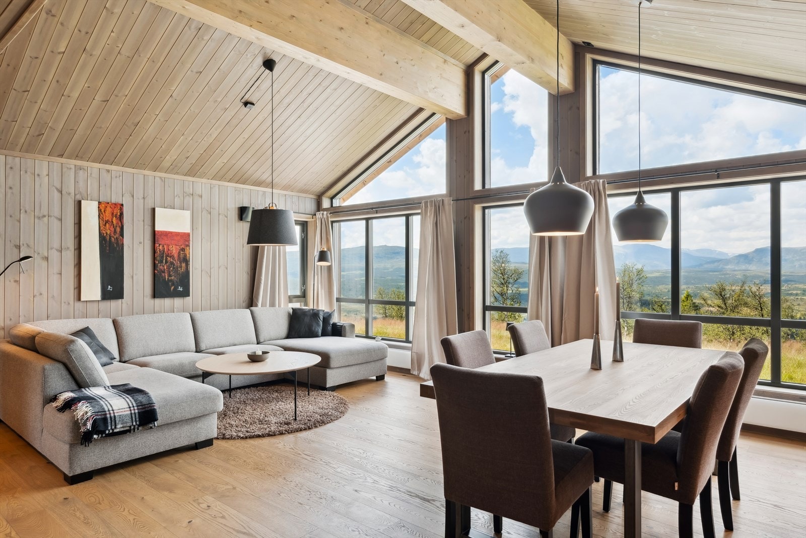 Hytta byr på en gjennomført og moderne standard, med vegger og himlinger i beiset trepanel og vakker 1-stavs eikeparkett med varmekabler i oppholdsrommene. Galleribilde