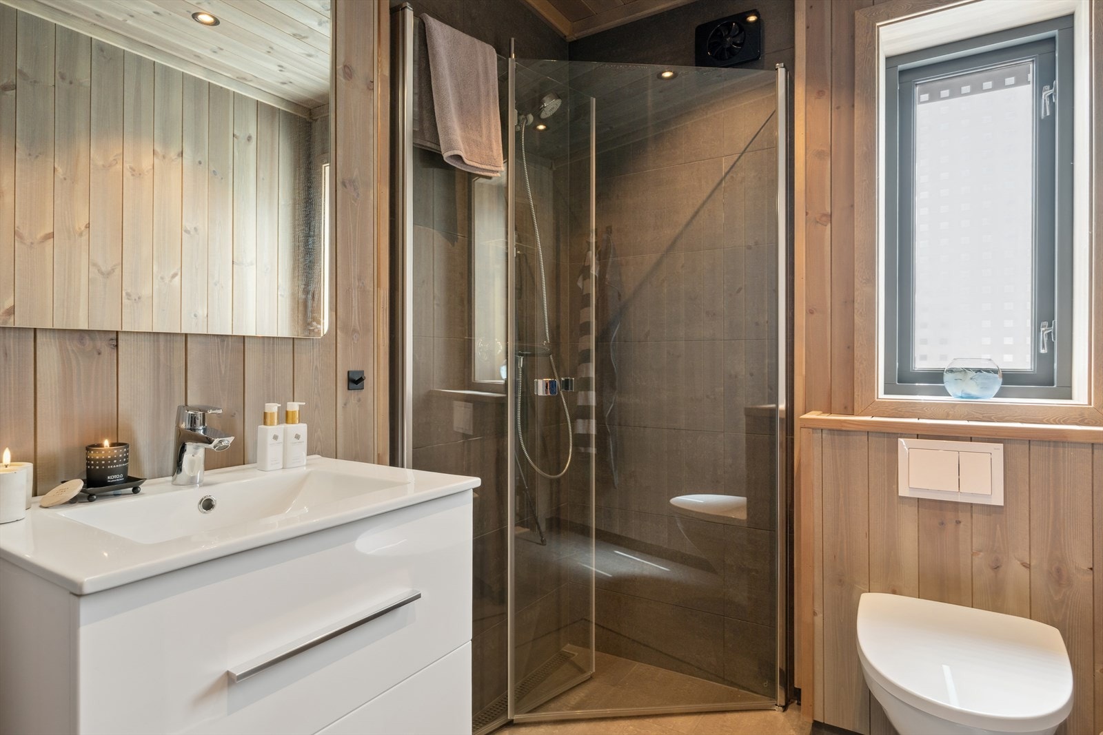 Bad nummer to er like moderne og delikat som hovedbadet. Galleribilde