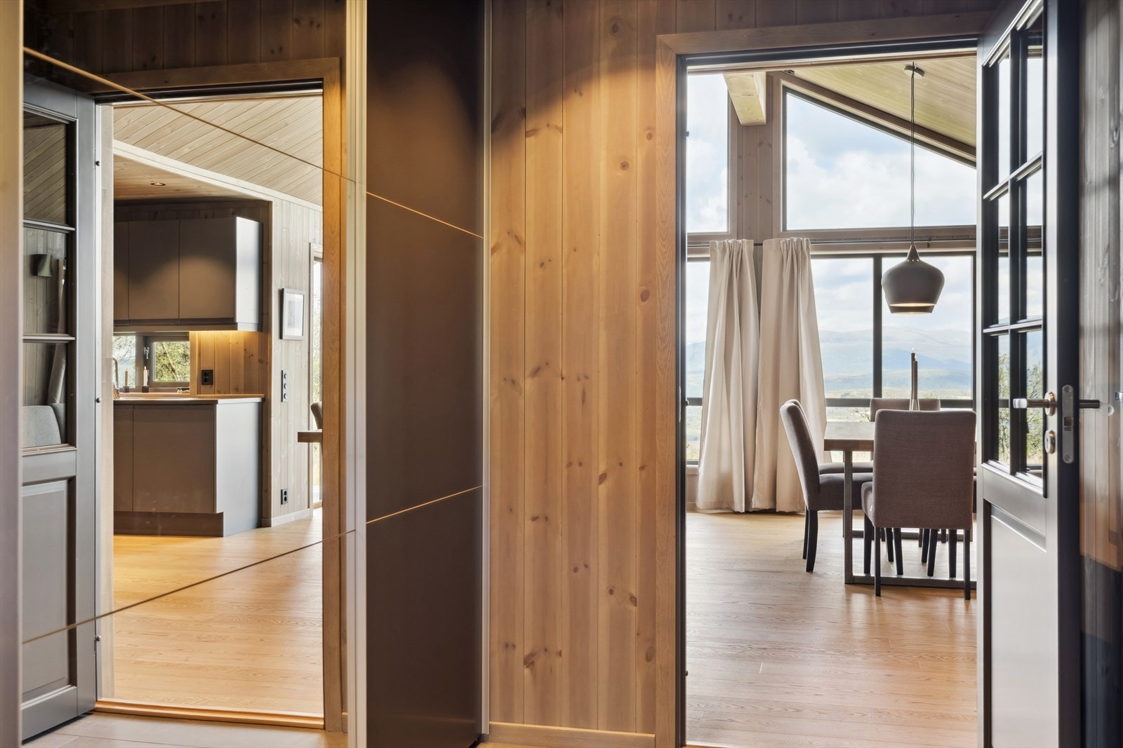 Entréen har plass til garderobeskap og gir en ryddig og hyggelig velkomst. Galleribilde