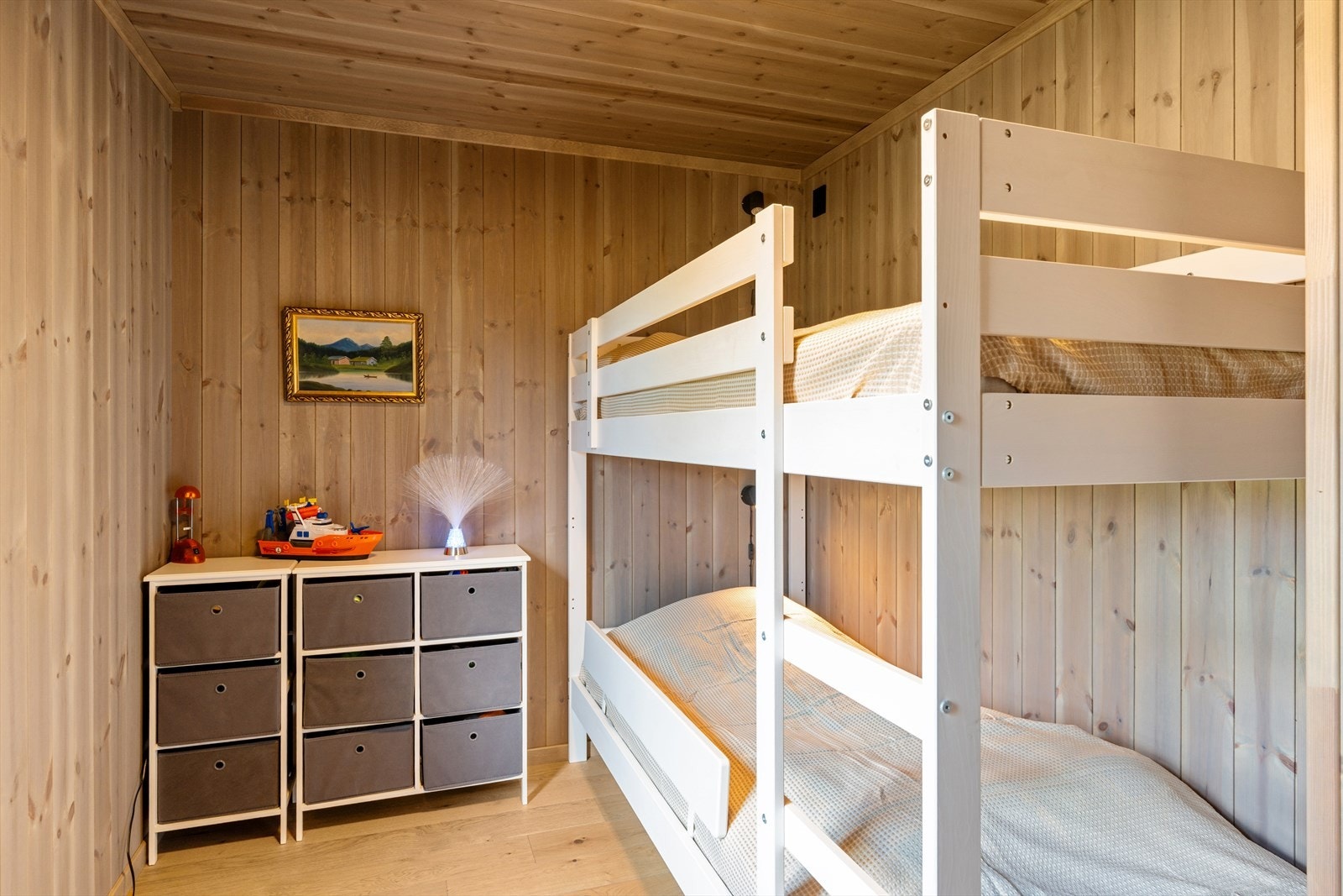 Det siste soverommet er innredet med køyeseng og kommode. Galleribilde