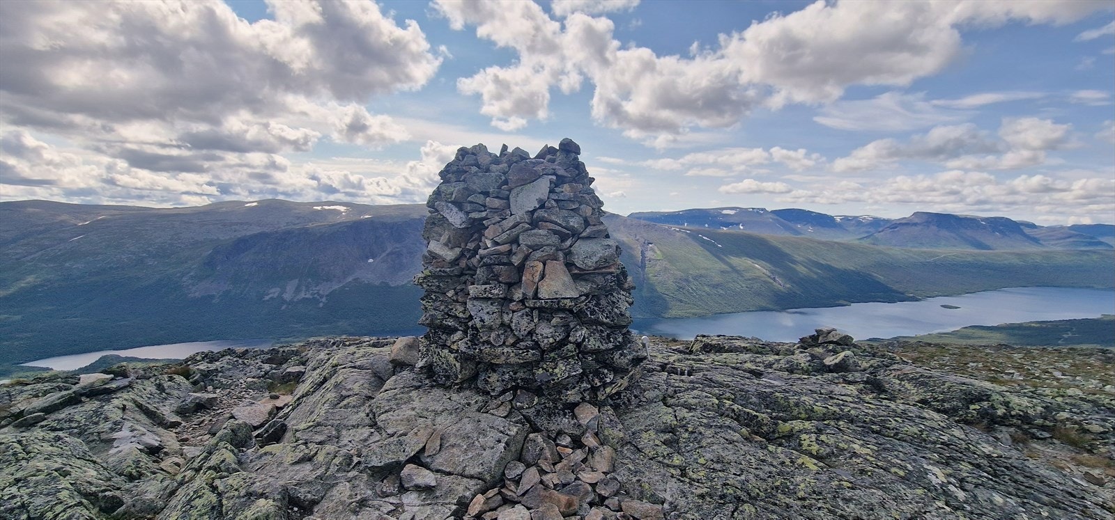 Med umiddelbar nærhet til urørt natur og med storslagen fjellutsikt, ligger alt vel til rette for opplevelsesrike dager på fjellet. (Selgers foto) Galleribilde