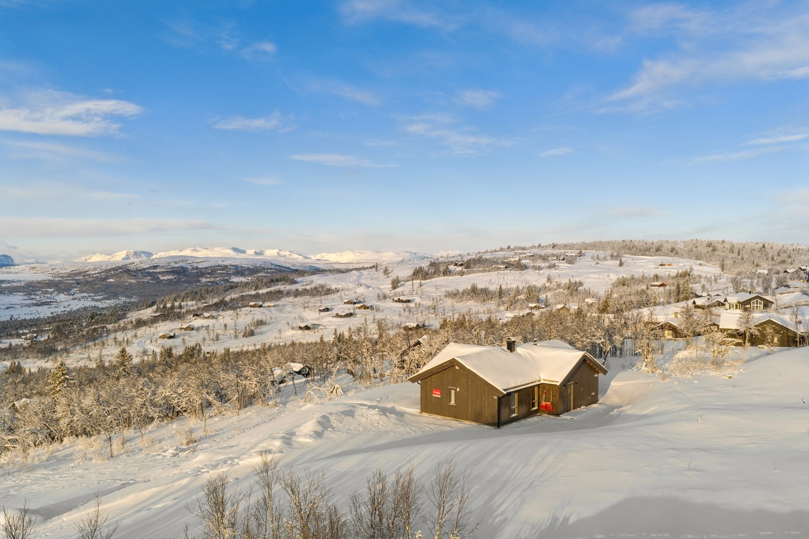Her får du en høystandard fritidsbolig på selveiet tomt, levert som en typemodell fra Tinde Hytter. Hytta har torvtak samt sommer- og vintervei helt frem til tunet. Galleribilde