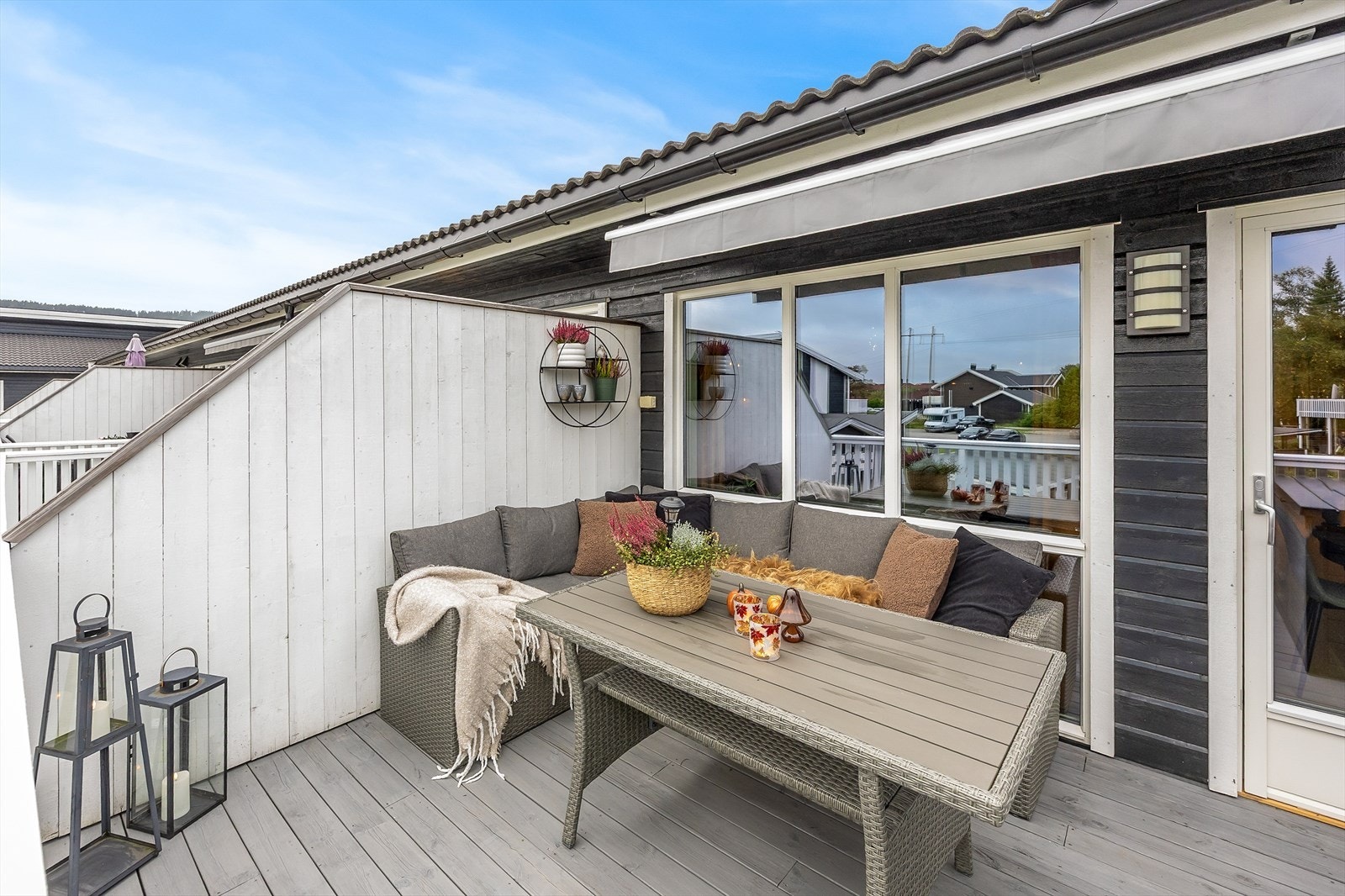 En markise sørger for effektiv skjerming de solrike dagene. I tillegg er det både en høy levegg og en uttrekkbar levegg for ekstra skjerming. Galleribilde