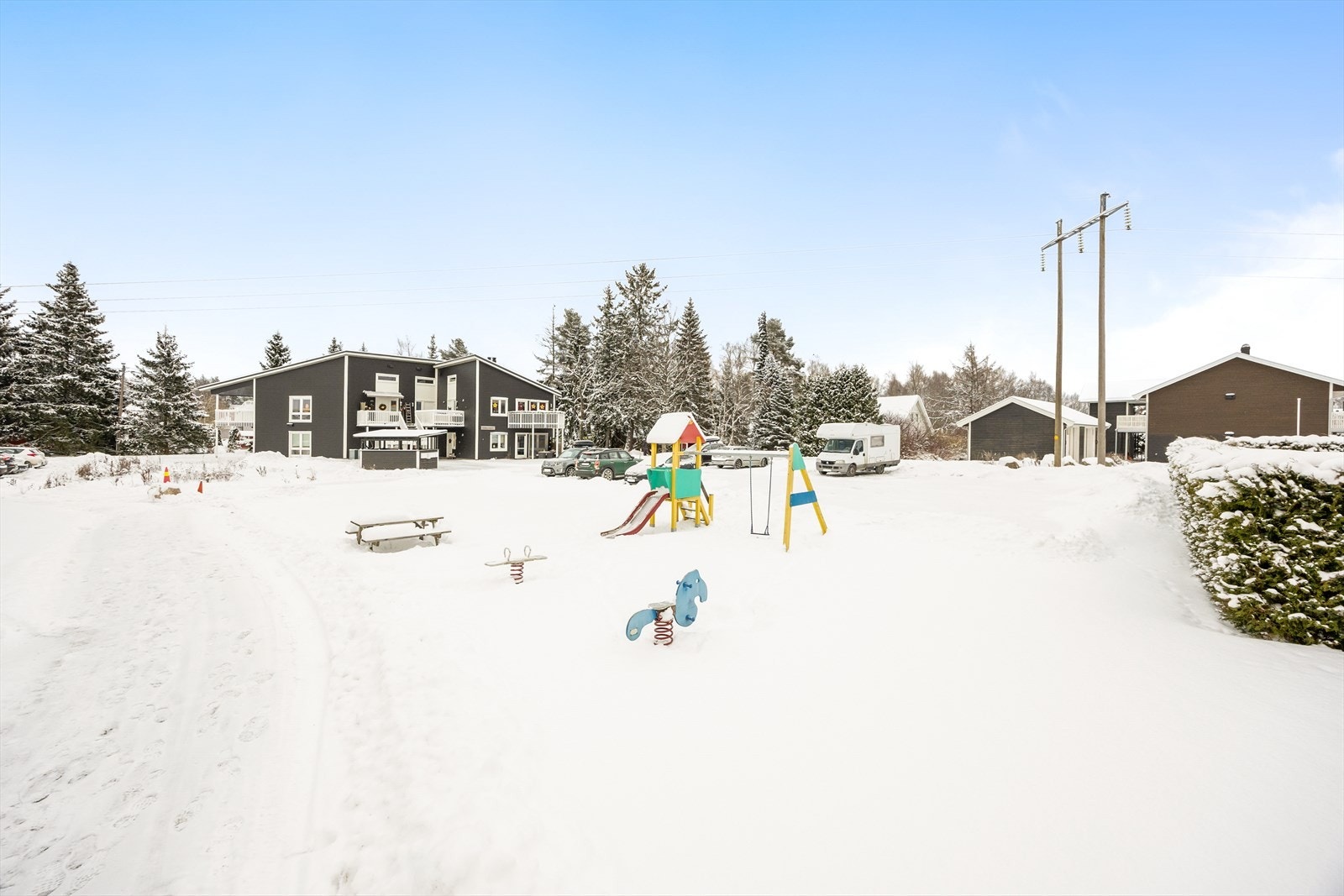 Fellesområdene er opparbeidet med plenarealer, sittegruppe og lekeplass til glede for våre minste. Galleribilde