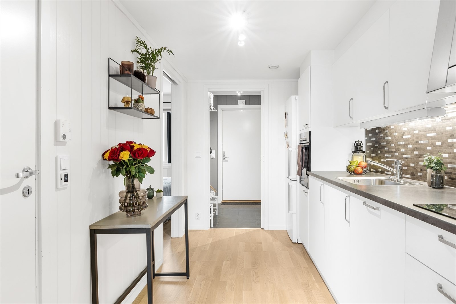 Kjøkkenet ligger i eget rom og har innredning montert langs ene veggen. Galleribilde