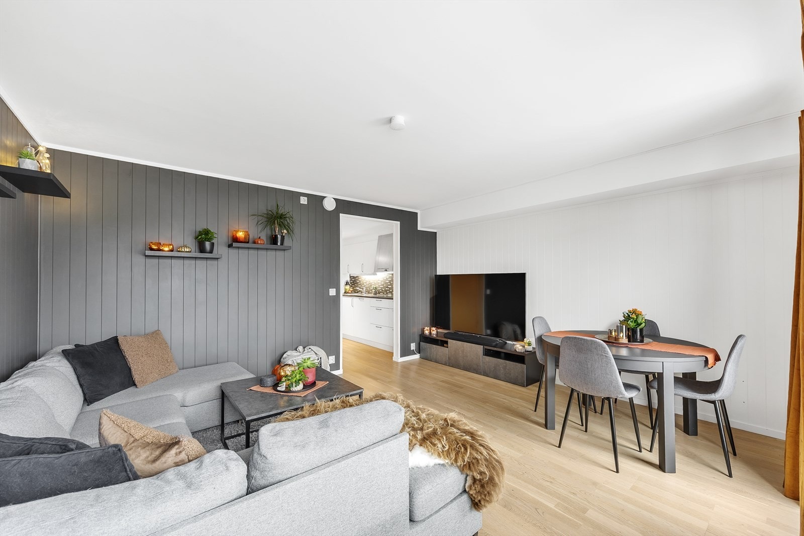 Veggene er malt i en kombinasjon av grått og hvitt. Galleribilde