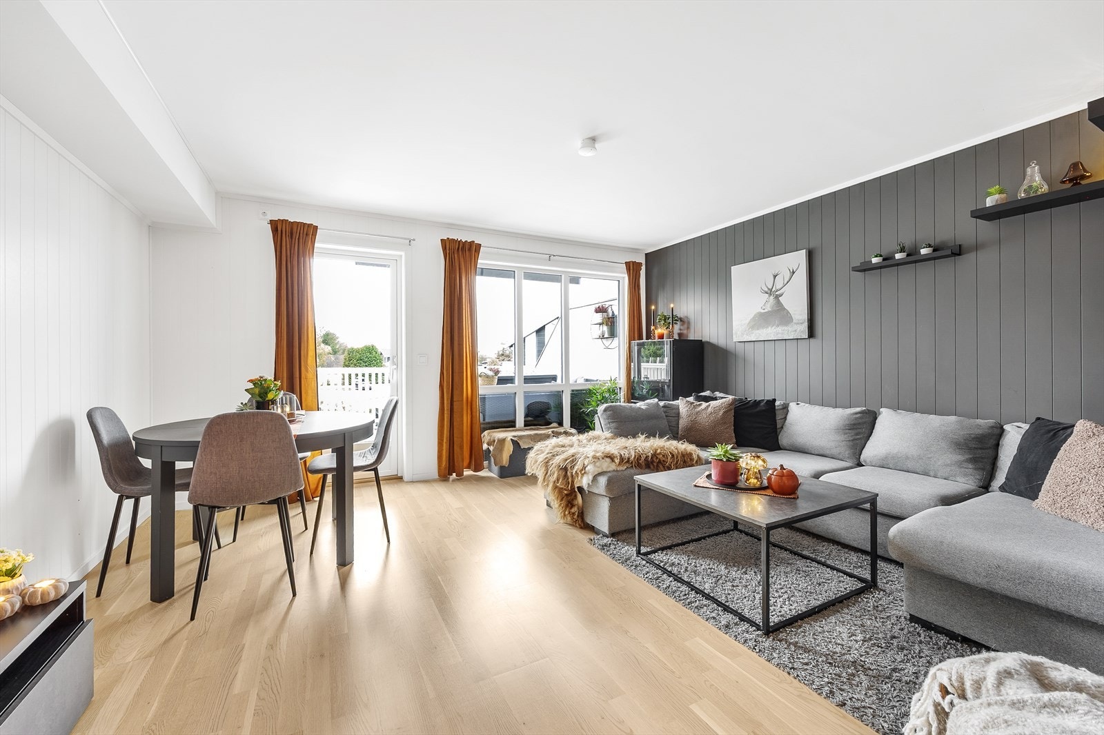 Med stort vindu ned til gulvet er det godt naturlig lysinnfall. Galleribilde