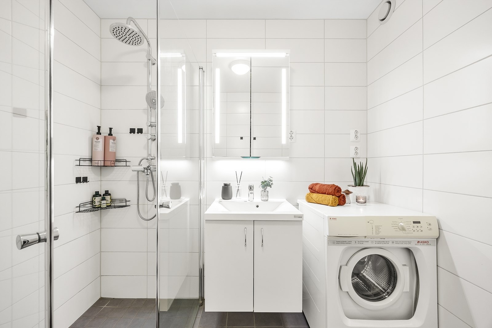 Innredningen har heldekkende servant over skapmøblement - i overkant er det dobbelt speilskap med integrert belysning. Galleribilde