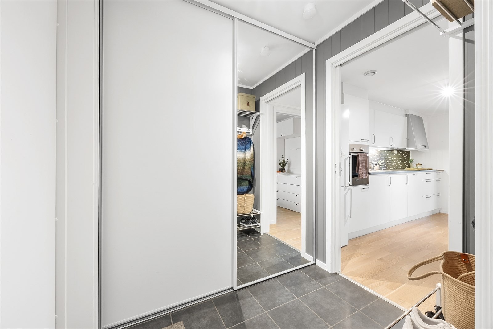 Entréen har en plassbygd skyvedørsgarderobe til praktisk oppbevaring av ytterklær og sko. Galleribilde