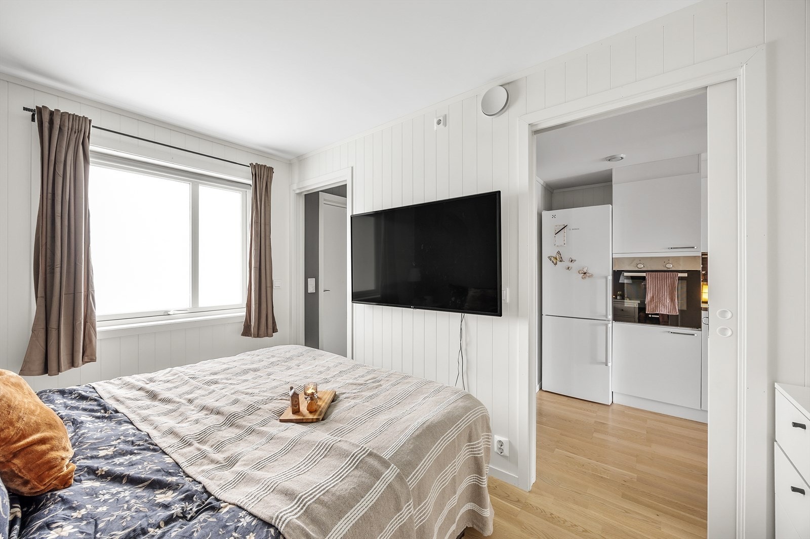 Soverommet har adkomst via skyvedør både fra kjøkkensonen og entréen. Galleribilde