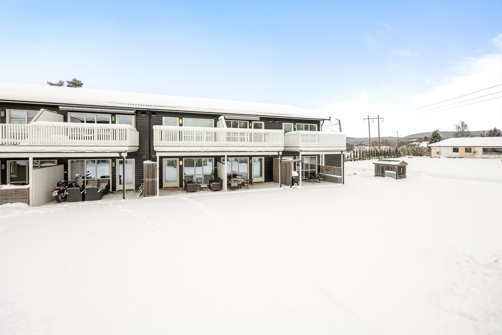 Fra stuen er det utgang til stor, sydvendt balkong med god plass til møbler og grill. Galleribilde