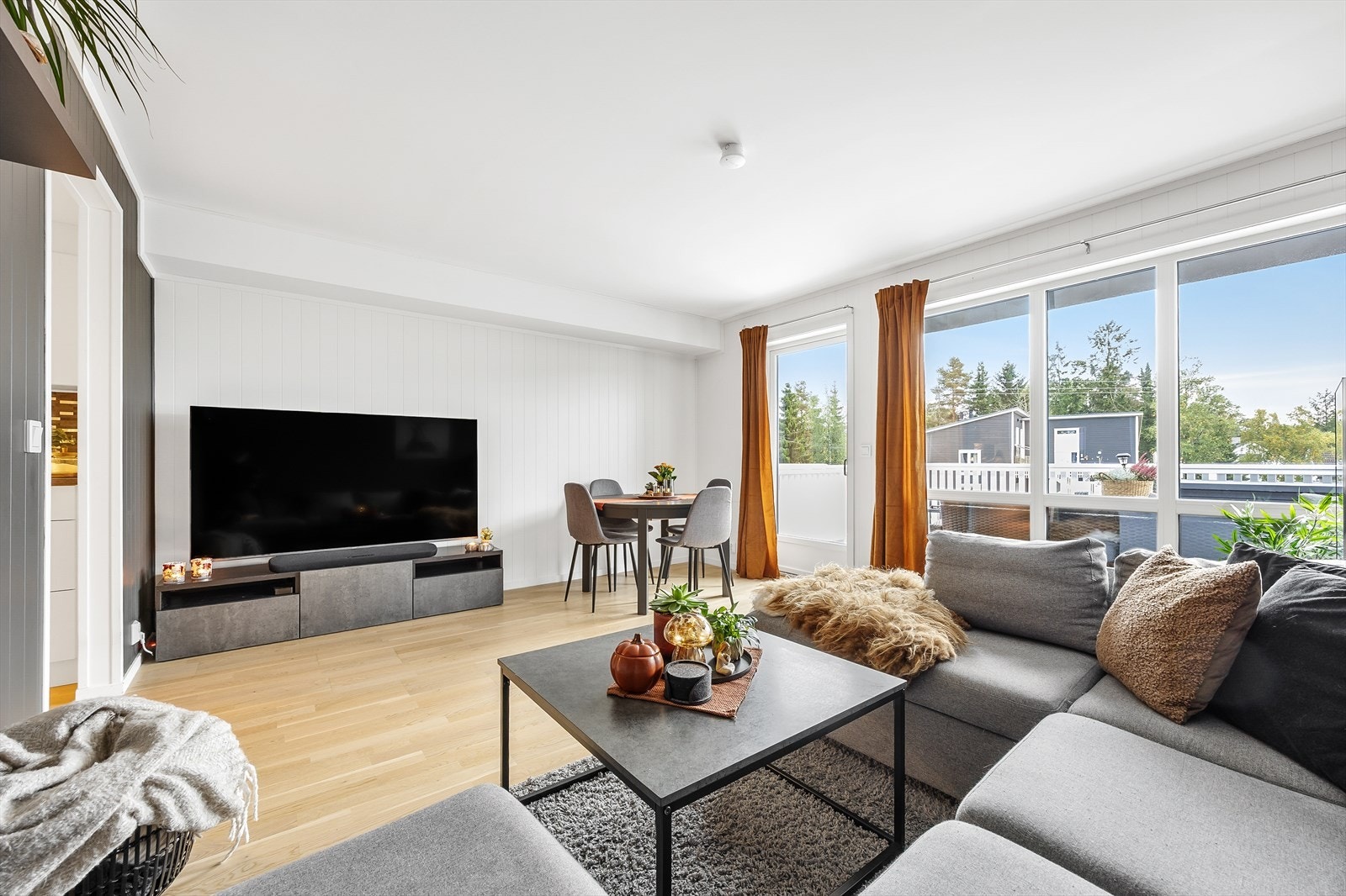 Fra stuen er det utgang til den solrike balkongen. Galleribilde