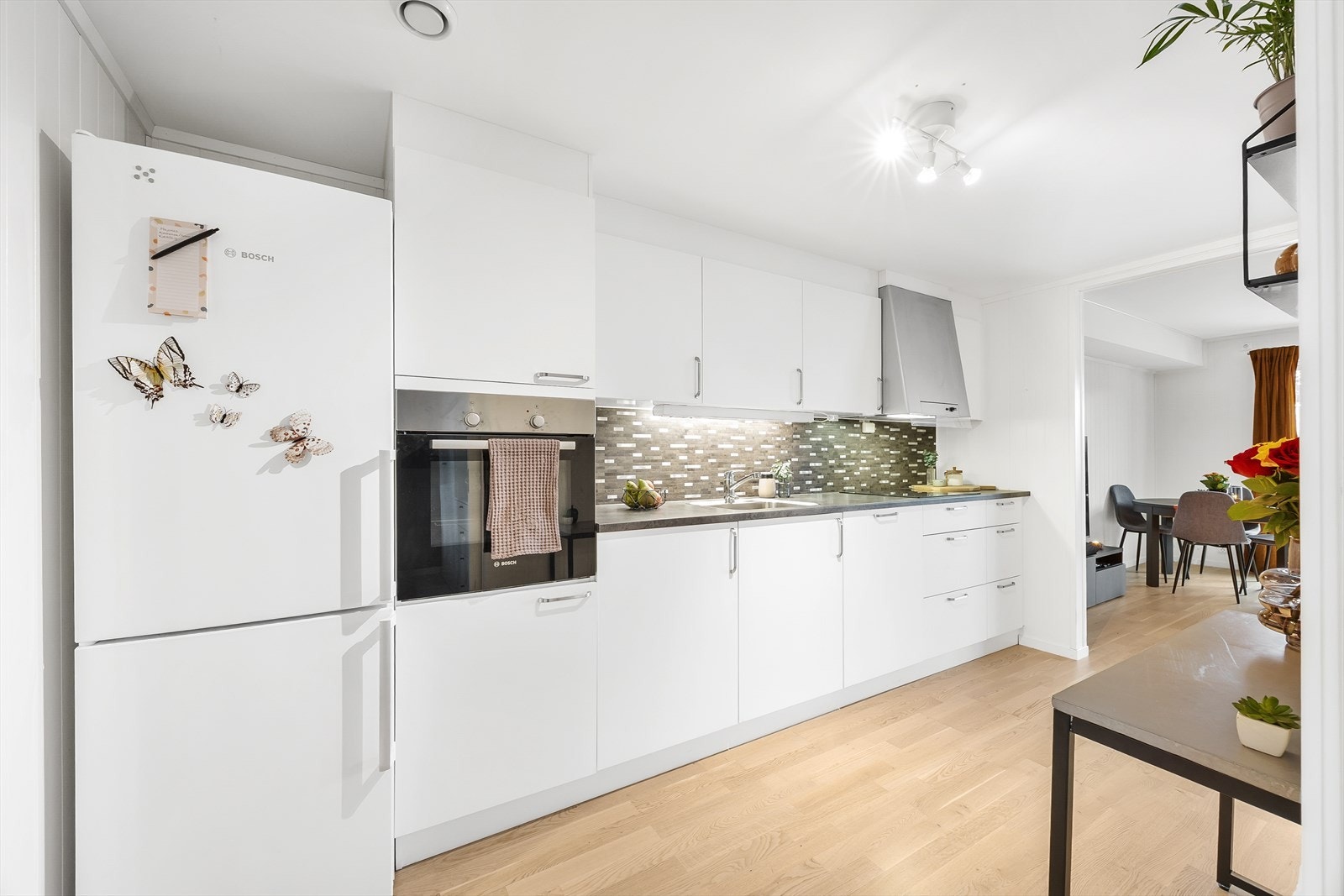 Innredningen har slette fronter og grå laminatbenkeplate med nedfelt oppvaskkum. Galleribilde