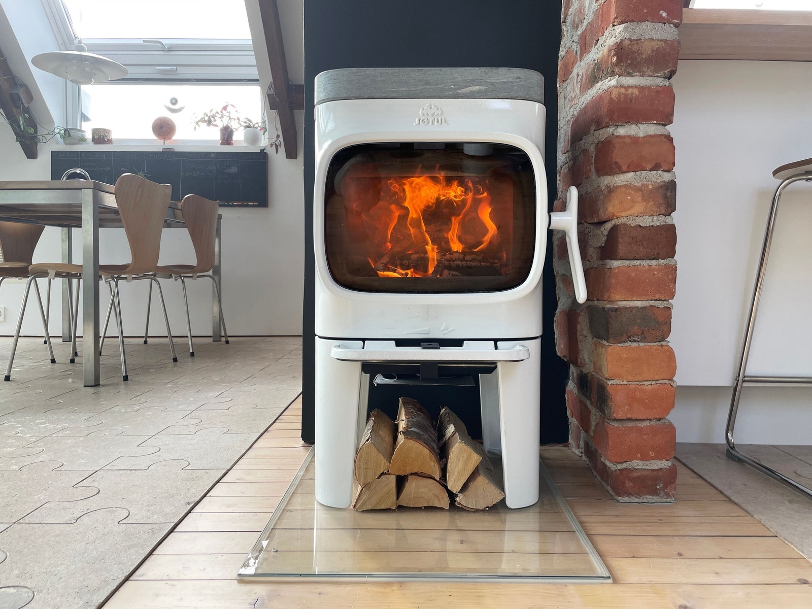 Flott, moderne peis fra Jøtul med kapasitet til å varme opp hele rommet alene, med minimal forbruk av brensel Galleribilde