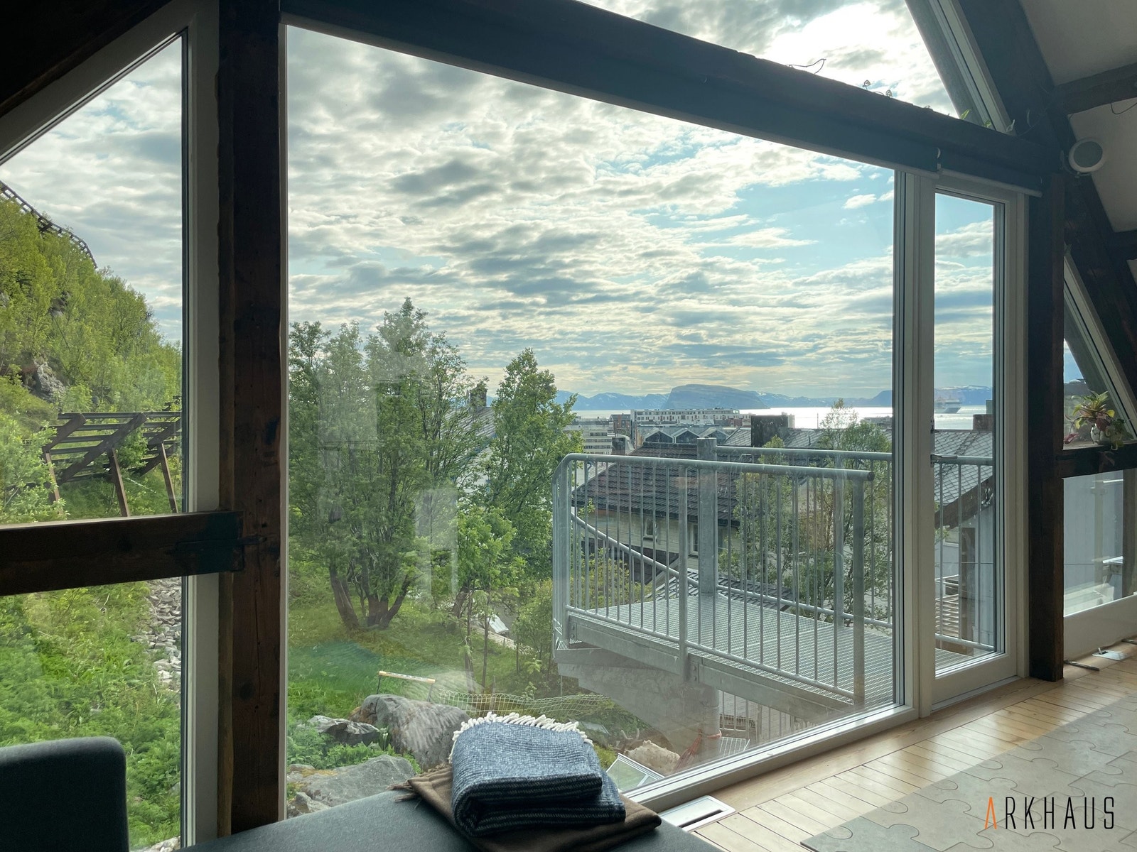 ...over sentrum og helt ut mot Håja og... Galleribilde