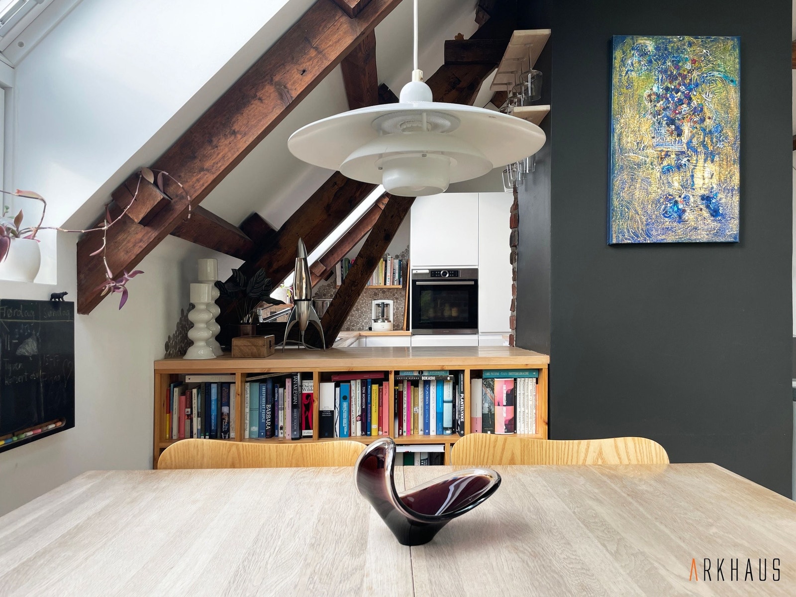 Den andre siden av spisestua er åpen mot kjøkkenet... Galleribilde