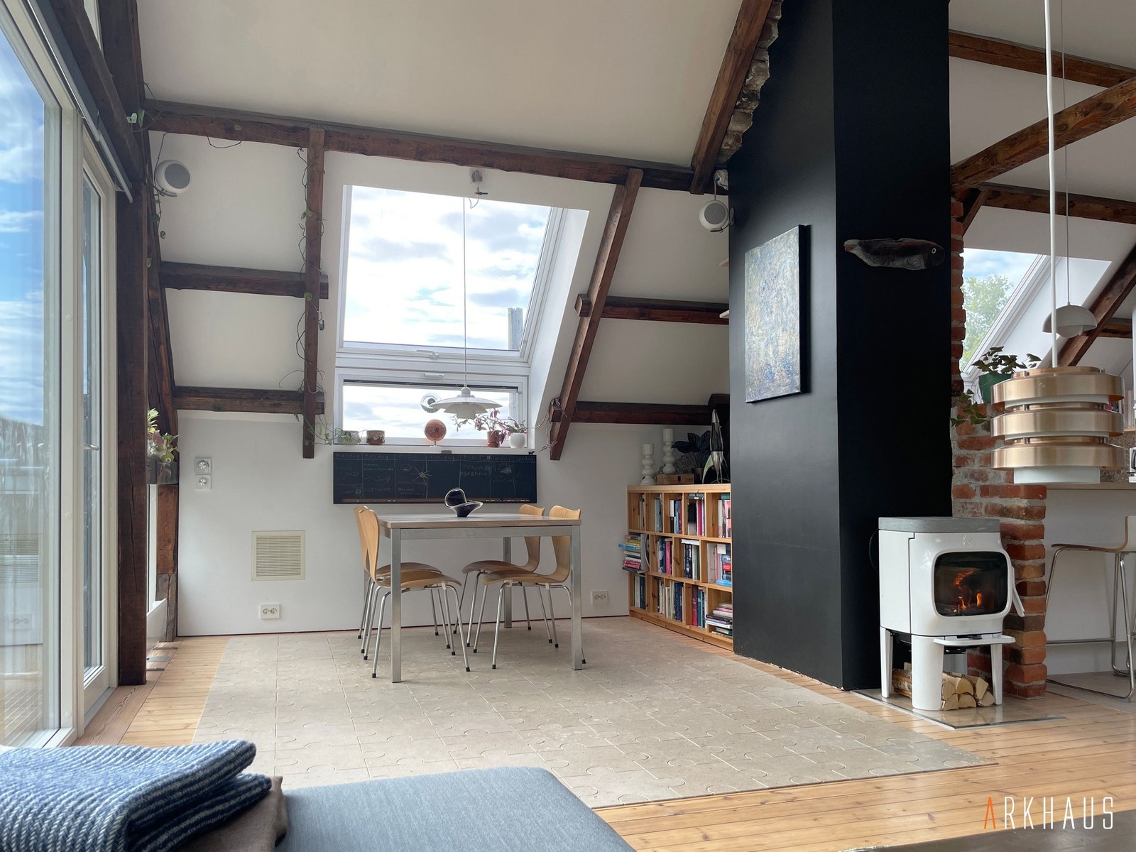 ...på "lerretet" i taket og ikke minst på peisen. Dessuten god plass til spisestue med plass til 6-8 personer Galleribilde