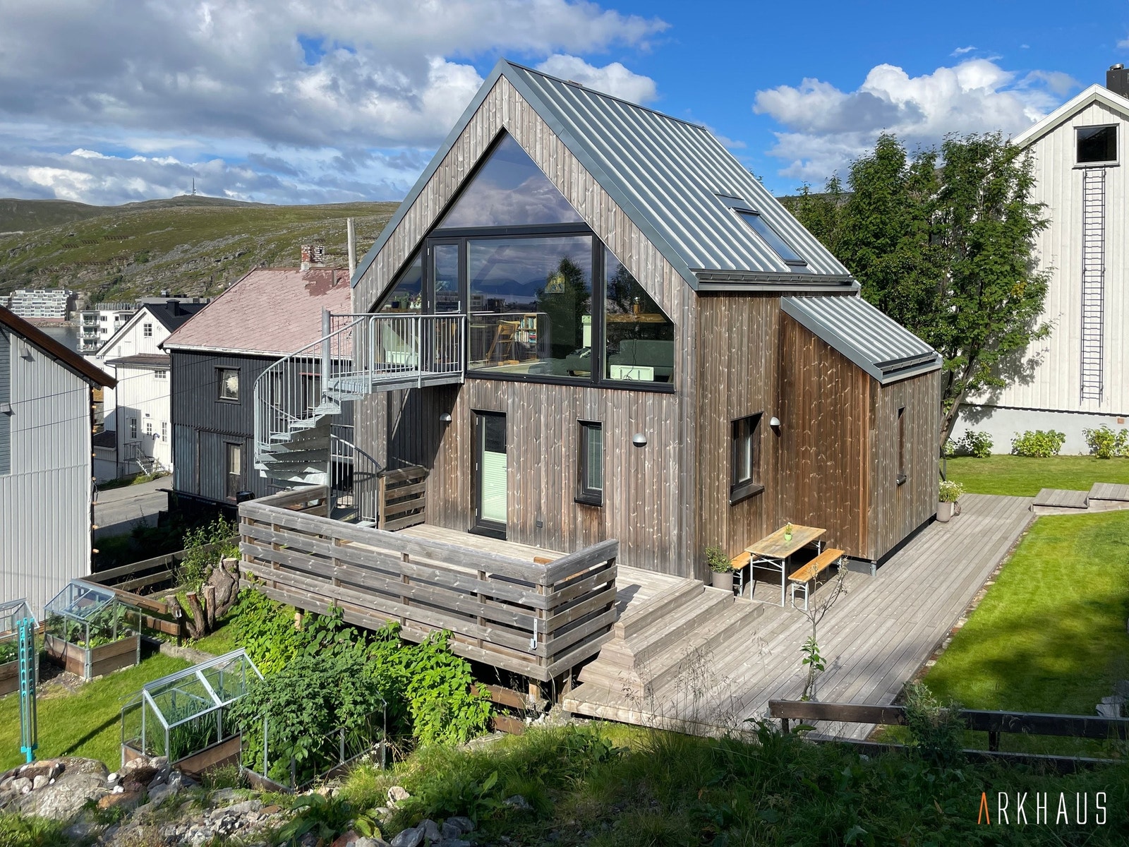 Pent og sterkt: ekte båndtekking på taket og vedlikeholdsfri kledning på vegger Galleribilde