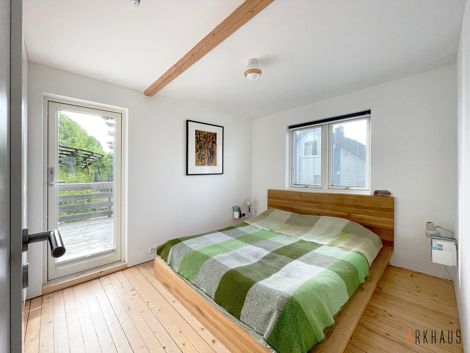 Hovedsoverommet med dør direkte ut mot verandaen. Herlig på sommermorgenene! Galleribilde