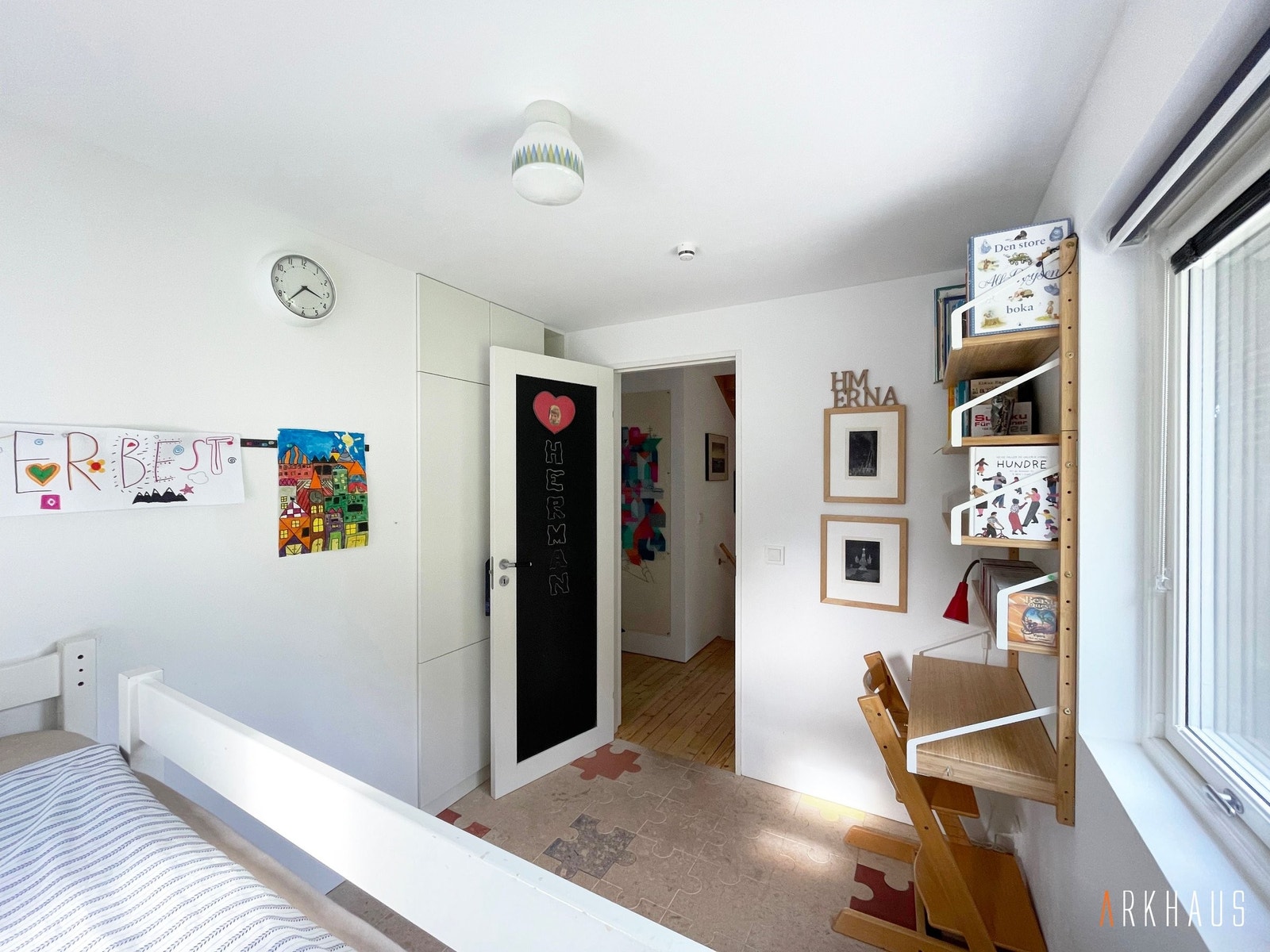 Innebygd skap bak døra. Vinduer på 2 sider gjør rommet lyst og trivelig Galleribilde