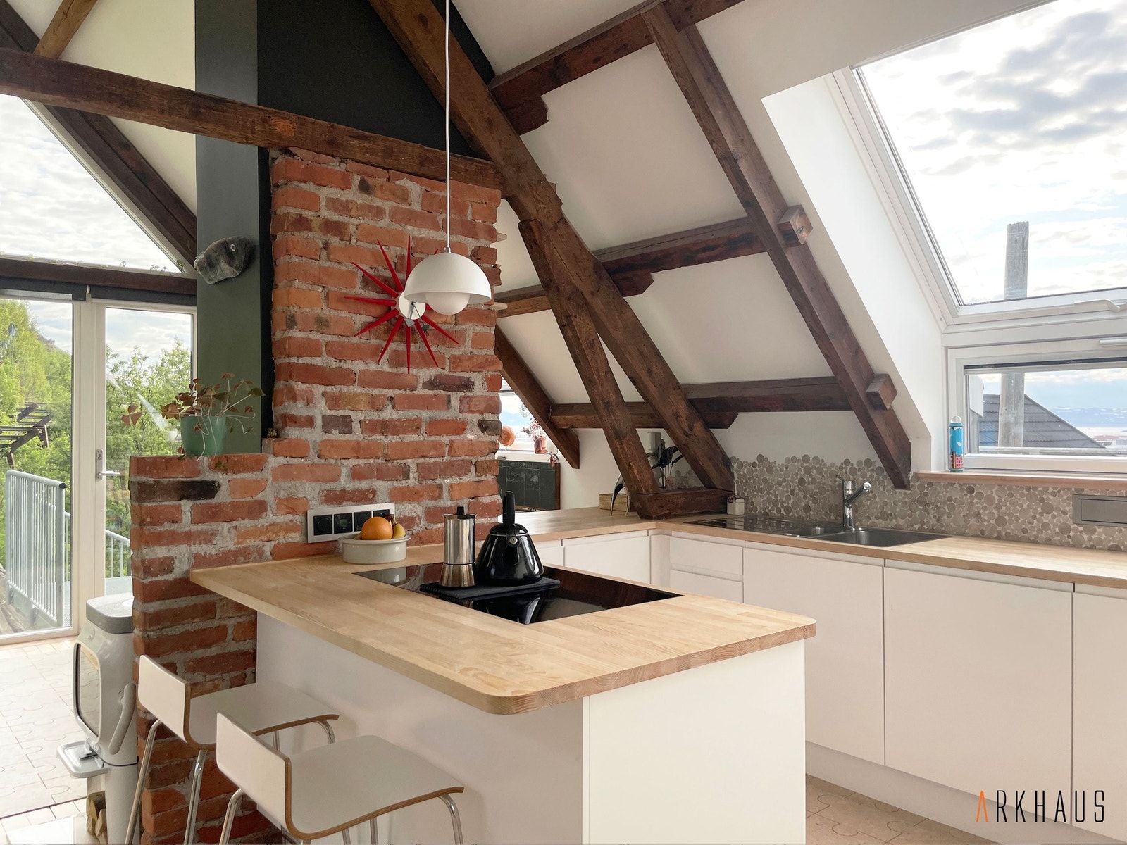 To praktiske sitteplasser på andre siden av øya Galleribilde