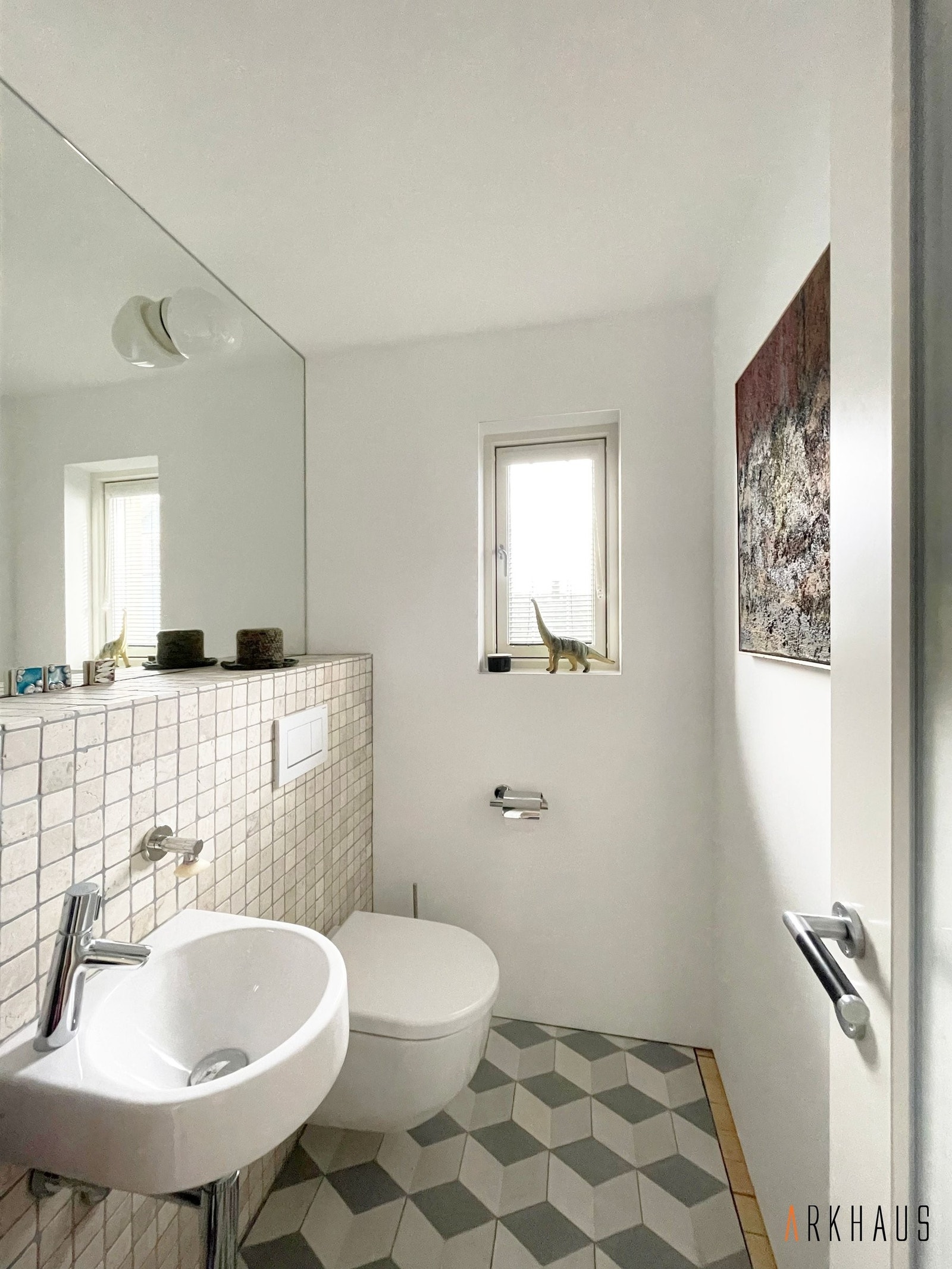 WCen i enden av gangen er ikke stort, men likevel flott, med stort speil... Galleribilde