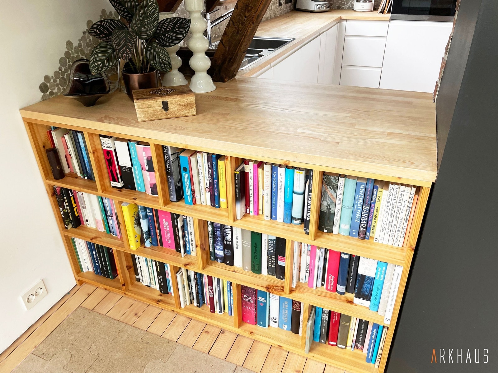 ...med praktisk utvidet benk med integrert bokhylle Galleribilde