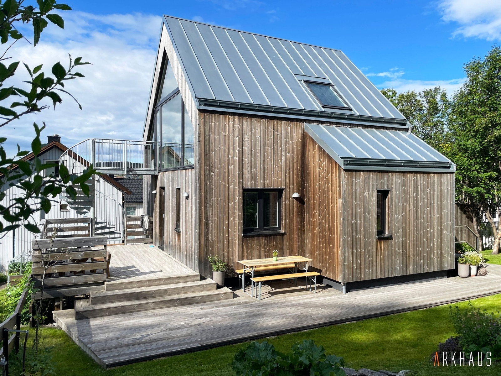 Plattingen går videre mot sørsida forbi "frokosthjørnet" og helt fram til verandaen Galleribilde