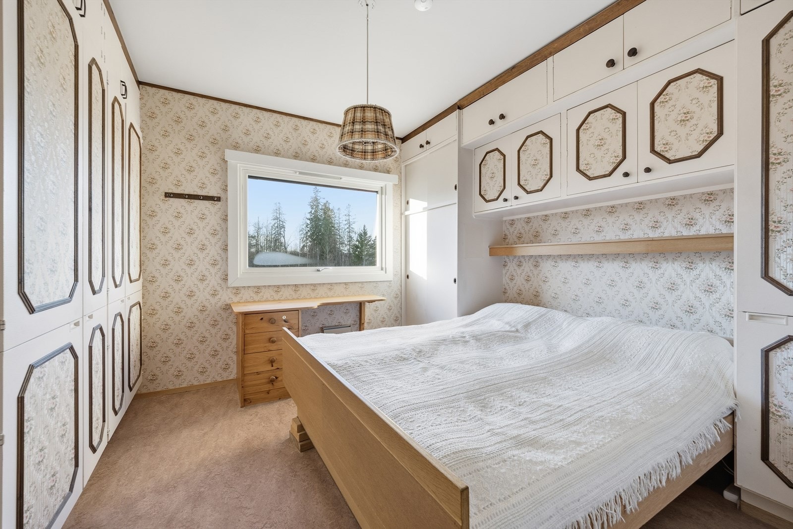 Hovedsoverom med gode oppbevaringsmuligheter i garderobeskap. Galleribilde