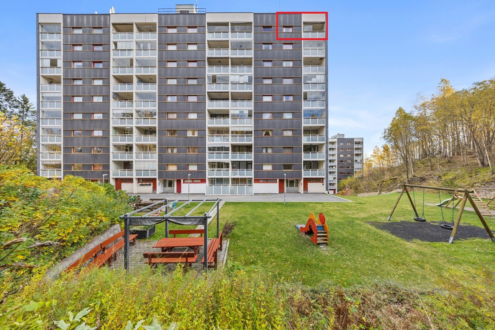 Fredbos vei 55 ligger i et veletablert boligområde på Borgen, kun en kort gåtur fra Asker sentrum. Galleribilde