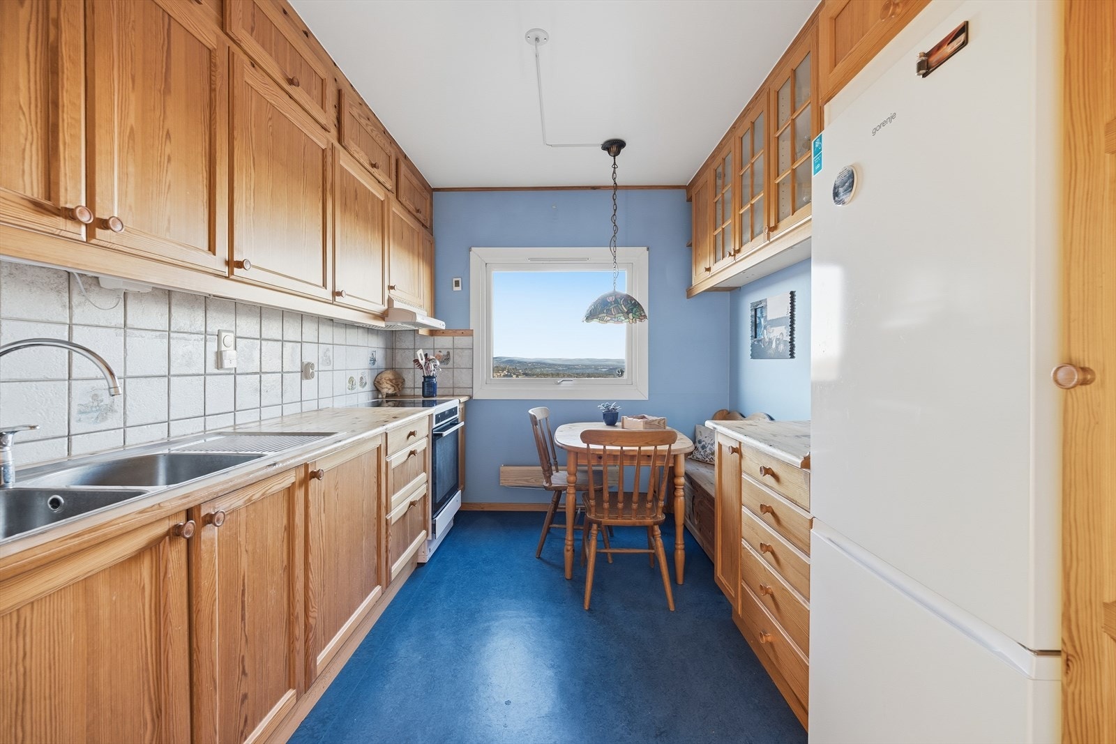 Kjøkken med profilerte fronter og benkeplate i tre. Galleribilde