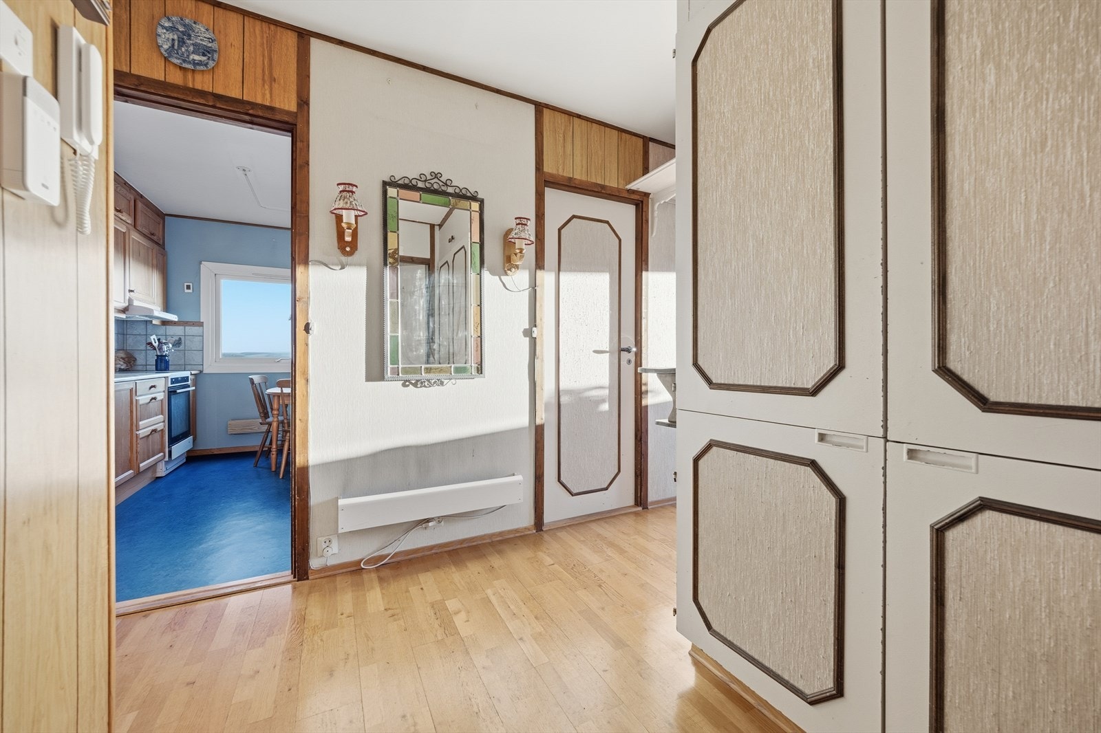 Gang med porttelefon og garderobeskap. Galleribilde