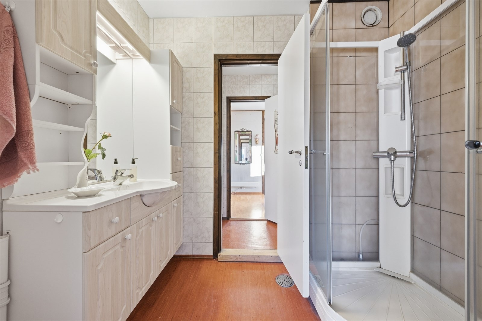 Bad med fliser på veggene og belegg på gulvet. Lukket dusjkabinett fra 2019. Galleribilde