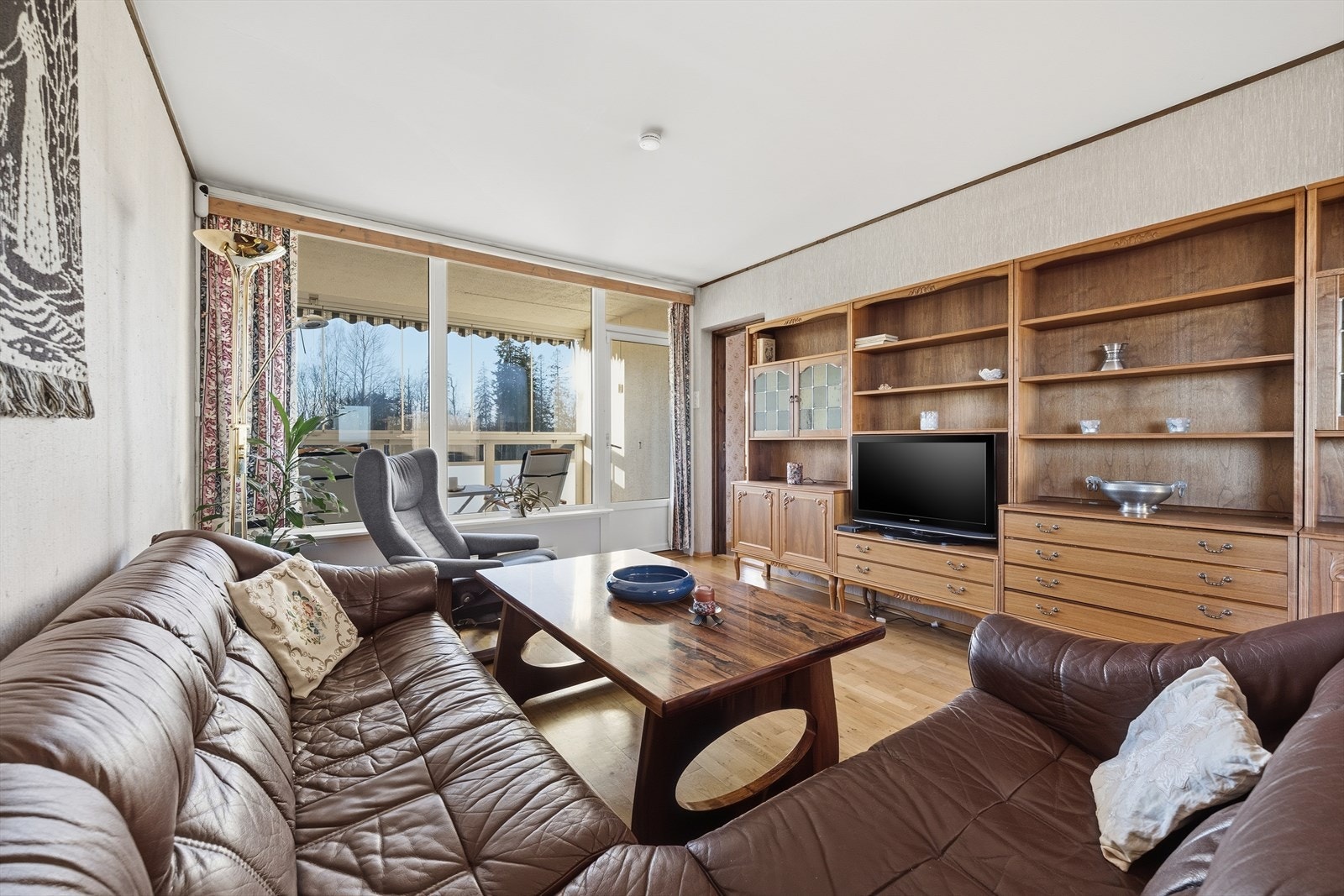 God plass til sofagruppe og mediamøbler. Galleribilde