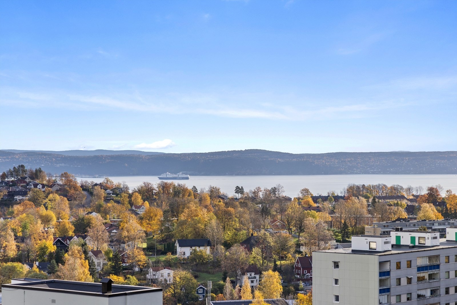 Leiligheten ligger høy i 10 etasje med flott utsikt mot Oslo, fjorden og Nesoddenlandet. Galleribilde