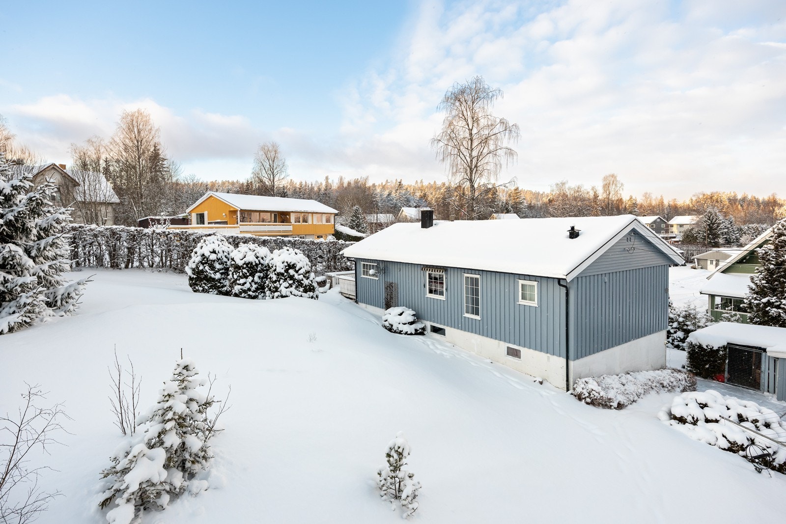 Selve huset ligger høyt og fritt til, og her er det både gode solforhold og mye boltreplass. Galleribilde