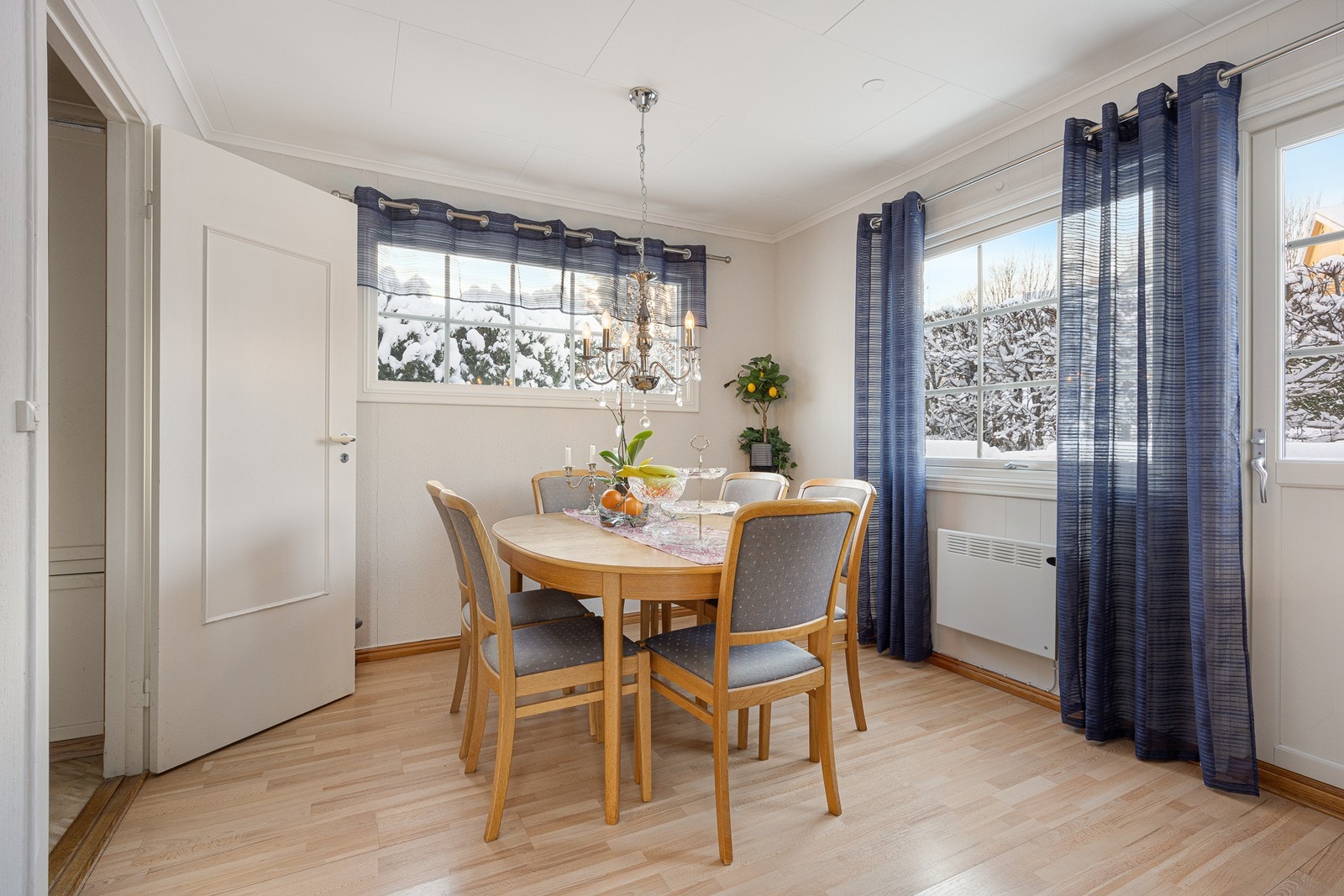 Den hyggelige vinkelstuen er naturlig inndelt i ulike soner, og det passer utmerket å innrede med spisebord utenfor kjøkkenet. Galleribilde