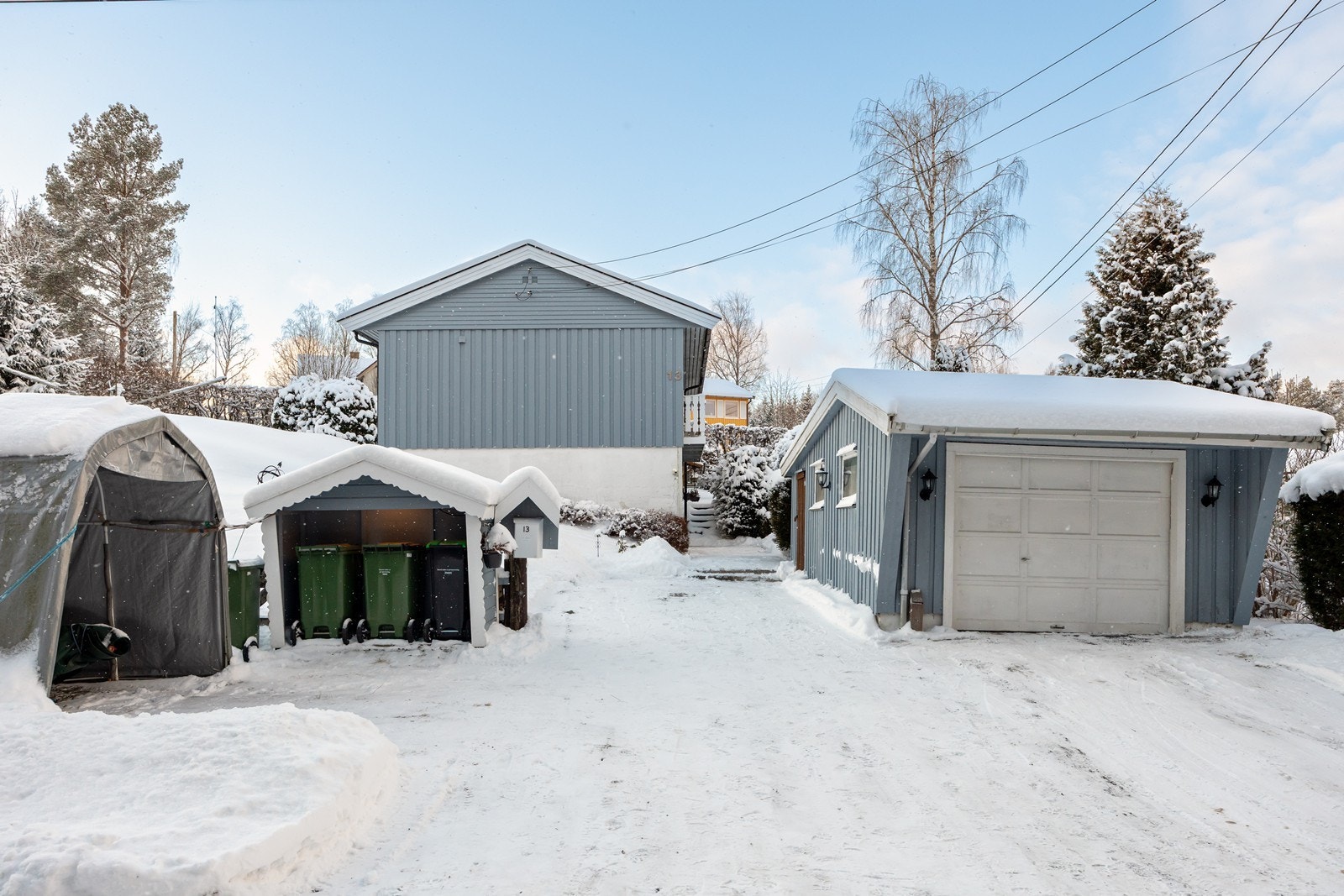 Eiendommen har en frittstående garasje med sidedør, tilbygd bod og et areal på ca. 25 kvm. Galleribilde