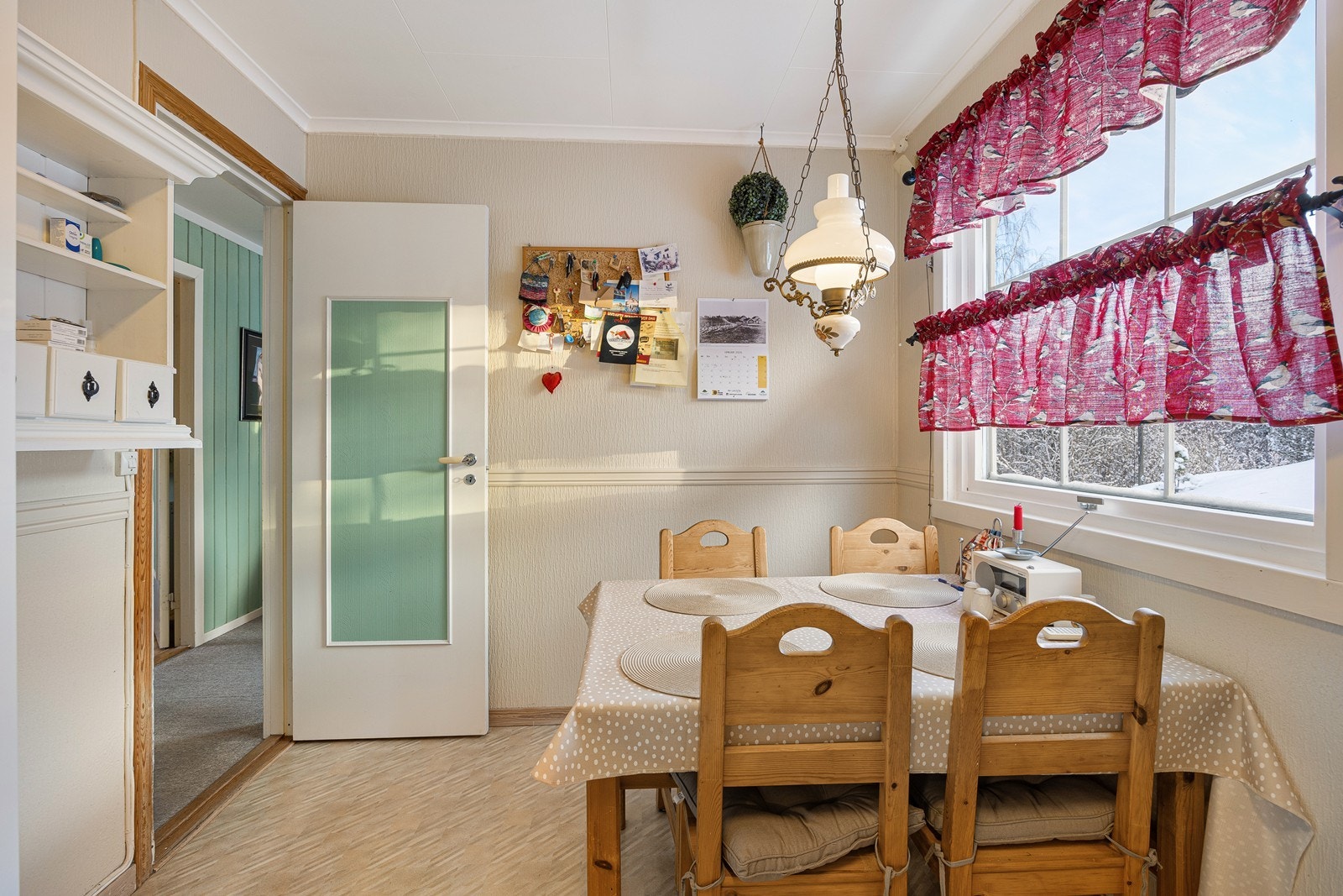 Kjøkkenet har adkomst fra både stuen og gangen. Her er det gulvbelegg, spiseplass og gråmalte vegger. Galleribilde