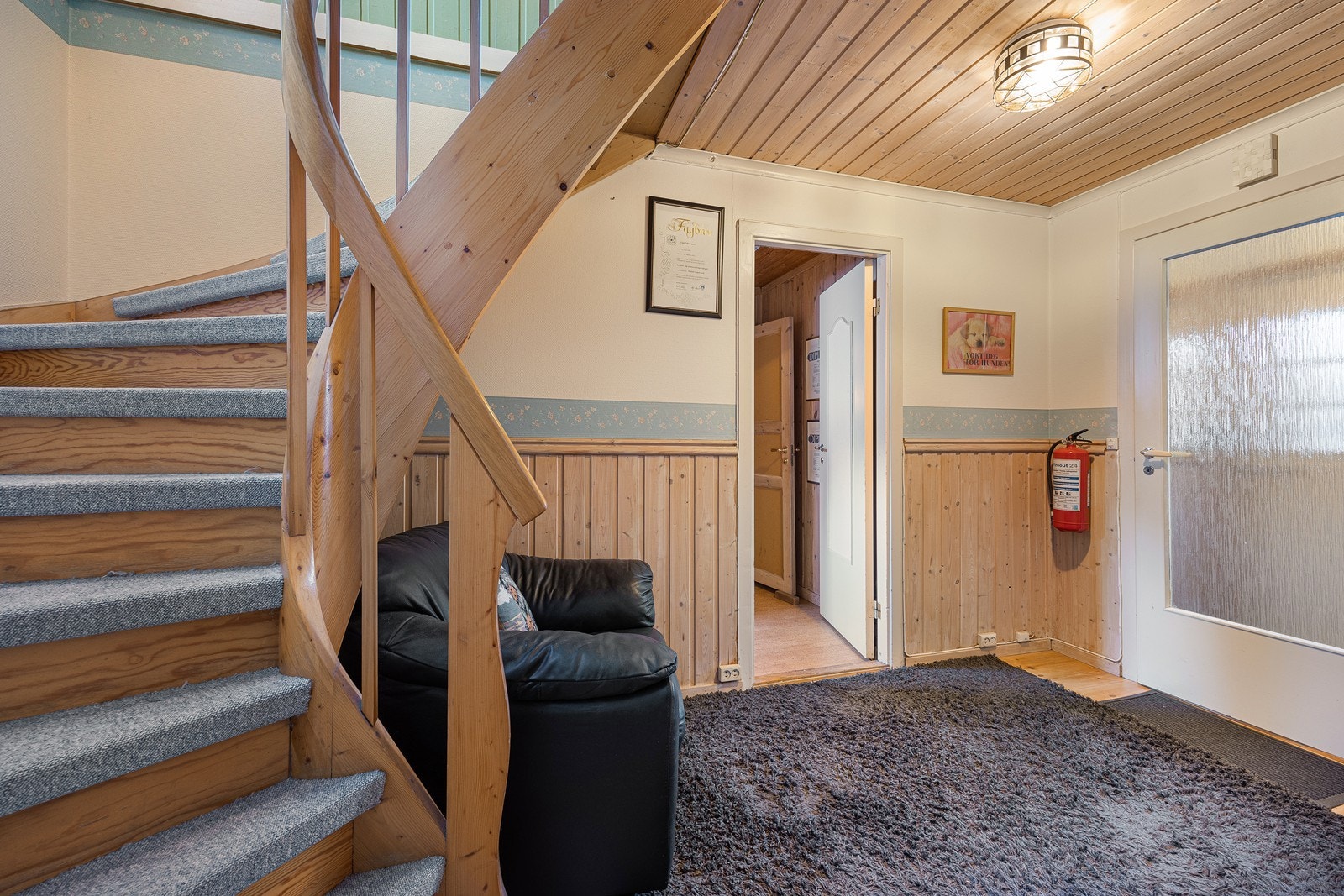 Innenfor entreen ligger denne gangen med trappeløp opp til hovedetasjen. Galleribilde