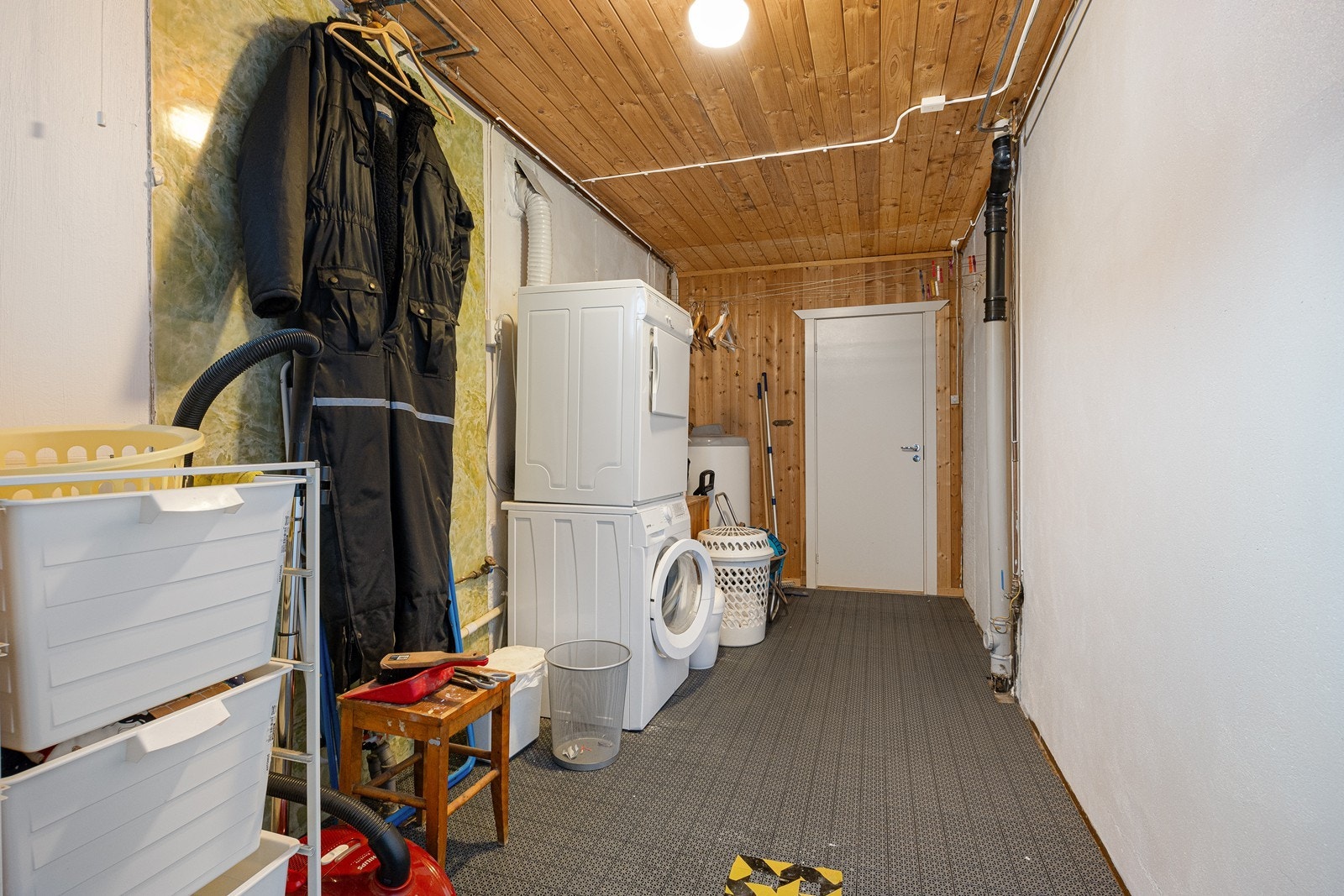 Boligen har et separat vaskerom i underetasjen. Her er varmtvannsberederen plassert og det er god plass til ulike oppbevaringsløsninger. Galleribilde