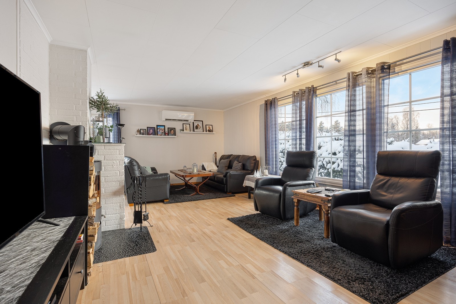 Laminatgulv kombineres med lysegrå vegger, noe som gir et lyst og lett inntrykk. Galleribilde